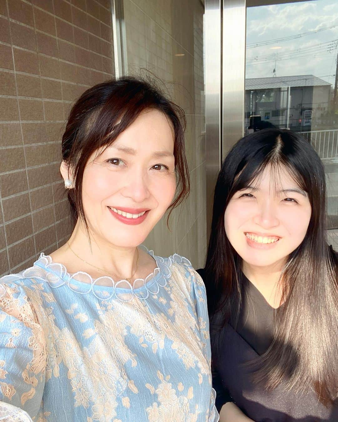 Atsukoさんのインスタグラム写真 - (AtsukoInstagram)「お盆は娘と 子供達のパパのお墓参りと お線香をあげに行ってきました。  時間があったから 家族が22年前に住んでいた場所をたどり懐かしみ、娘に伝えたいことを伝える1日になりました。  なんて感謝な時間なんでしょう✨  20年前の記憶、想いが蘇りました。  人はたくさんの失敗をしながらも 成長し前を向いて歩くのでしょう。  平和への感謝 家族への感謝 関わってくれる周りの方への感謝  私が今、ここにいる感謝  泉のように湧き出る感謝しか 見つからない  本当の幸せを 見つけられたような気がする✨  試練はたくさんあるけど 笑顔で生きていこう✨✨  #お墓参り #お盆 #大切な人 #感謝が溢れる #感謝 #幸せを見つけた #大切な家族 #尊い命 #ありがとう #見守ってね #夢で会えたね #娘との絆」8月17日 9時53分 - atsuko__kawashima_