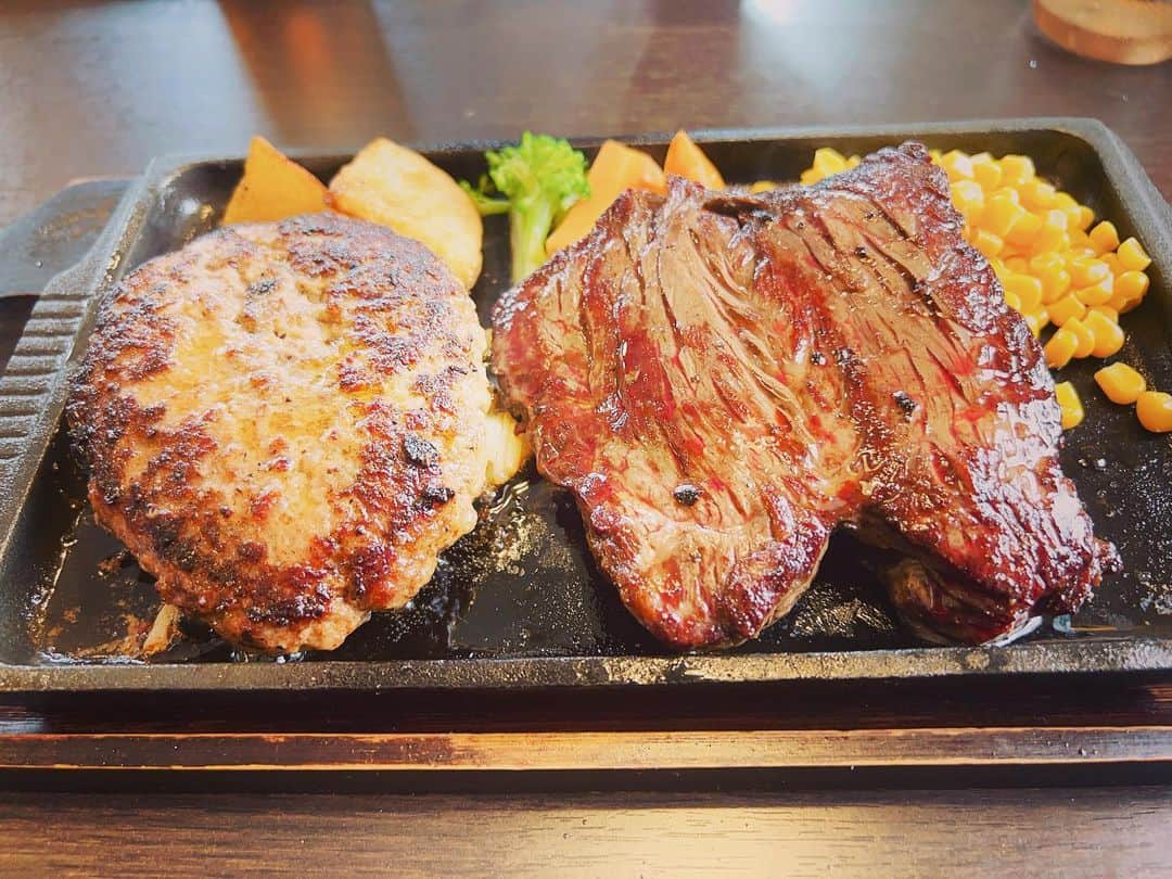 岐部昌幸のインスタグラム：「群馬が誇るステーキチェーン、その名も『ステーキ山』初訪問。う、うまい！　うますぎる！　自販機でも販売されている玉ねぎたっぷりの人気の『山のタレ』が肉の旨みを際立たせ、あまりの美味しさに久しぶりにライスをおかわりしてしまった。上質なステーキ肉なのにリーズナブル。また行きたいです。 #ステーキ山 #山のタレ #群馬グルメ」