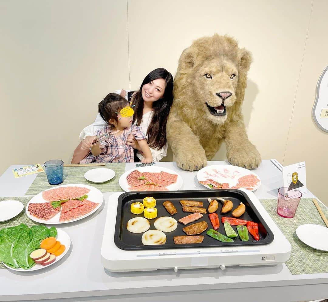 正田美里（みさみさ）のインスタグラム：「ライオン🦁と焼肉ーーーー🍖 #野生動物と暮らしてみたら展 行ってきました✨  色んな仕掛けがあって娘は凄い楽しそうだった🐻‍❄️  #中村倫也 #スペシャルサポーター  #日本橋 #髙島屋日本橋店  #3歳児 #3歳児ママ #こどものいる暮らし  #夏休みの過ごし方  #夏休み」