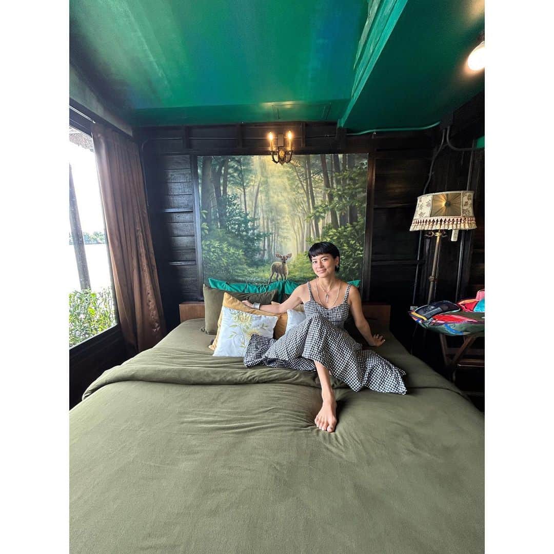 桃生亜希子のインスタグラム：「旅の締めくくりに、泊まってみたかったホテルに泊まる。 　船に乗ってるみたいで楽しかったな。✨  　生命力に満ち満ちている Thaiを肌で感じた一ヵ月。 　 　人も物も動植物も逞しく野生味溢れて生きていた。 　 　ありがとう 　コップンカー 　　🙏🌞 　また会いに行きます。」