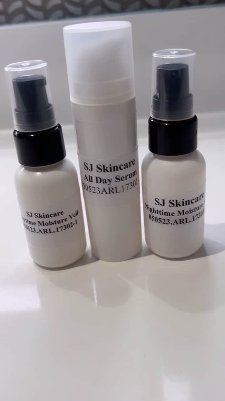 レブロン・ジェームズのインスタグラム：「UH-OH!!!!!! @mrs_savannahrj skin care line is in the works. Testing out the ingredients, products and all. Don’t hate if y’all see my face start shining and looking apart! It ain’t my fault, don’t blame me! Just simply 👏🏾👏🏾👏🏾👏🏾 for the 👸🏾 and get on board the fresh face 🚂. She has no idea I’m posting this cause she would actually kill me but f it I’m excited for what’s to come for when she’s ready for y’all to join her journey!!! BEAUTIFUL, I JUST WANT YOU TO KNOW. YOU’RE MY FAVORITE GIRL!! 🎶🎶🎶😍😍🤎🤎 #QueenMelanin👸🏾 #BabyFaceV #ZhuriMamaFine #CanIGetMineForFreeThough 🤷🏾‍♂️🤣🤣🤣🤣🤣」