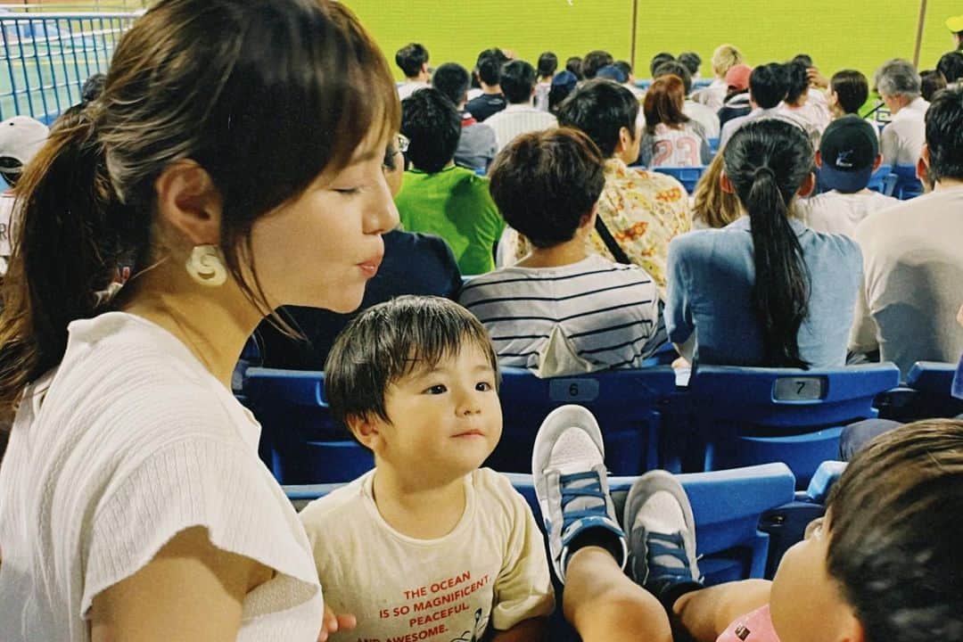 日下部ゆいこのインスタグラム：「. . 野球観戦。 神宮にてスワローズ戦。 . . 息子二人が大暴れで 飲み物ぶっかけられるは グッズの傘やバッドで 叩かれるは(故意ではない) ママの膝の奪い合いをするは。 . 最後は二人で大乱闘で 弟のパンチが兄の顔に クリーンヒット。大泣き。 兄やり返して弟も大泣き。 . . 男兄弟ってみんなこうなの？ うちが激しいの？ . まぁ、元気が一番。一番。 (そう自分に落とし込む) . . #野球観戦#スワローズ#神宮球場#男の子#男の子兄弟#男の子ママ#5歳#2歳」