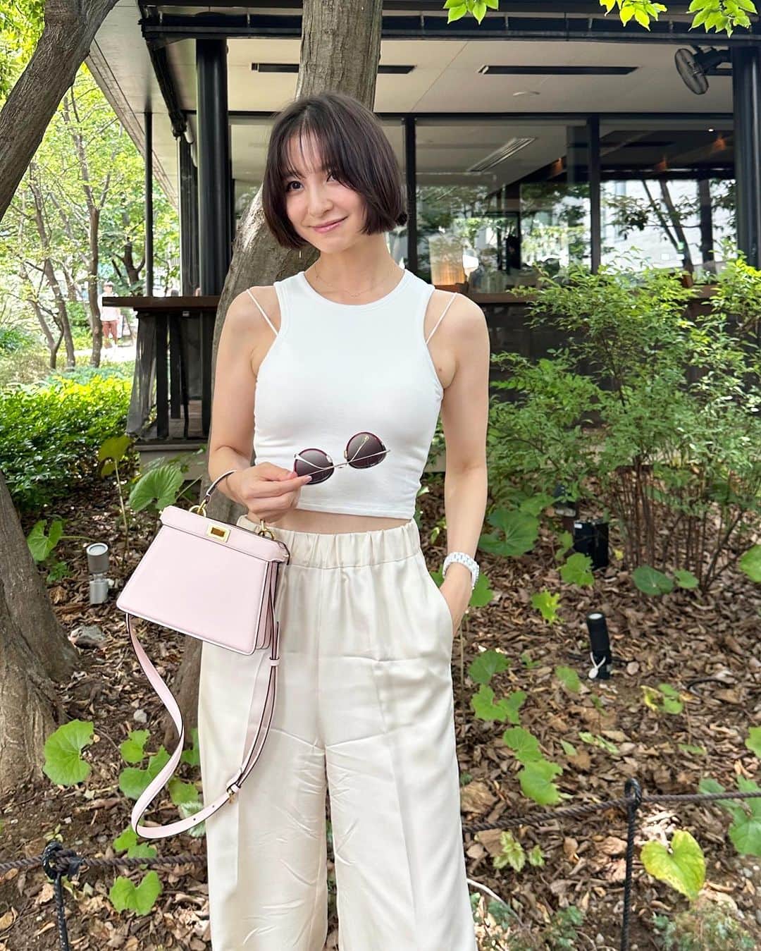 篠田麻里子のインスタグラム：「いつかの私服🫰🏻 　 自分のいかり肩が嫌で衣装も私服も アメリカンスリーブは避けていたんだけど、今年はあえて 向き合ってみるスタイルでヘビロテ中✨  人って自分が思ってるより気にしてないのよね✨😊💕 そんなもん✨ それよりも自分が着たい行きたいしたいことをする🫰🏻　 1番大事👍  tops @iena_jp  pants @thestorebyc  bag @fendi  shoes @grise.jp   #マリ活 #私服」