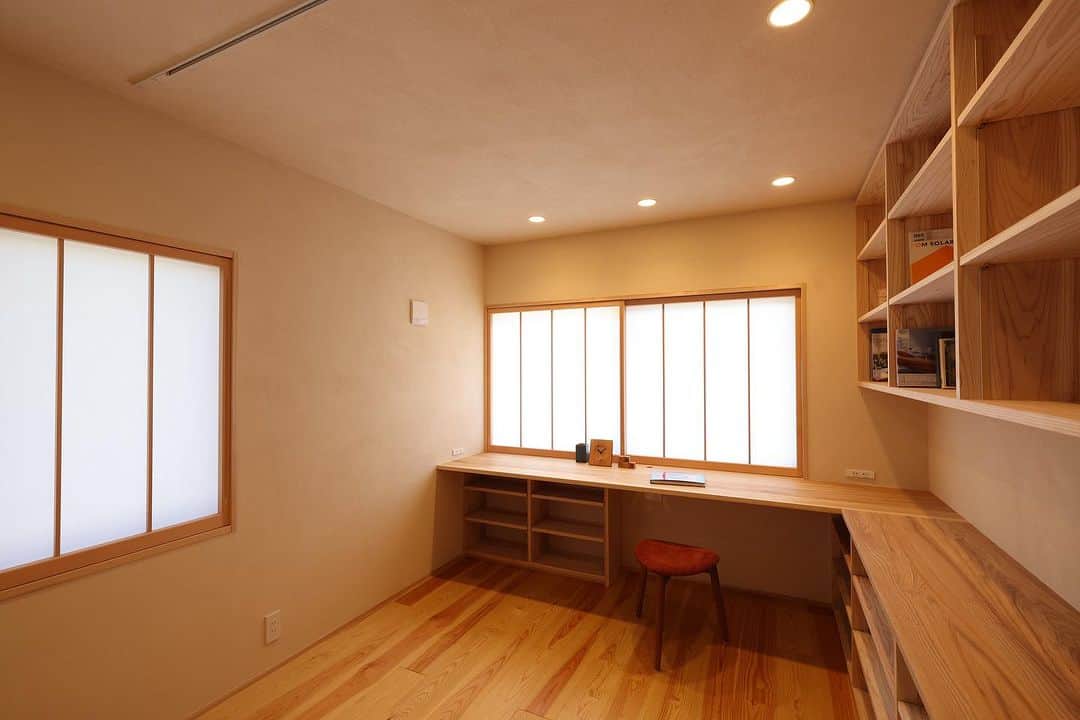 安成工務店さんのインスタグラム写真 - (安成工務店Instagram)「造作収納をたっぷり設けた書斎。籠れるこの空間も障子を開けると一気に外の緑と繋がります。  more photos…@yasunari_komuten  ...............  💡暮らしの中の“ちょっといいな”を集めました @yasunari_life  💡安成工務店がご提案する家具ショップ @ecoshop_com  ...............  #安成工務店 #yasunari #工務店 #注文住宅 #住宅 #木の家 #木造 #一戸建て #新築 #マイホーム #省エネ住宅 #エネルギー自給 #自然素材 #OMソーラー #家 #無垢材 #山口県 #福岡県 #季節を楽しむ #津江杉 #珪藻土 #輪掛乾燥材 #家造り #和モダン #カッコイイ家 #家づくり記録 #書斎 #造作 #障子」8月17日 10時36分 - yasunari_komuten
