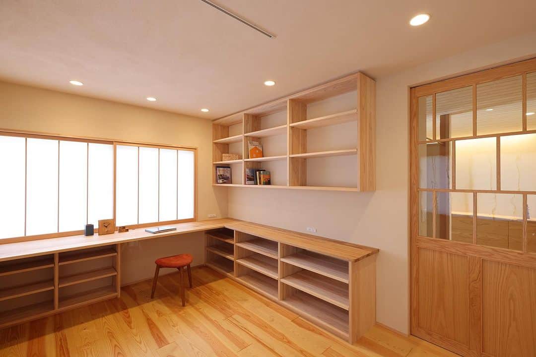 安成工務店さんのインスタグラム写真 - (安成工務店Instagram)「造作収納をたっぷり設けた書斎。籠れるこの空間も障子を開けると一気に外の緑と繋がります。  more photos…@yasunari_komuten  ...............  💡暮らしの中の“ちょっといいな”を集めました @yasunari_life  💡安成工務店がご提案する家具ショップ @ecoshop_com  ...............  #安成工務店 #yasunari #工務店 #注文住宅 #住宅 #木の家 #木造 #一戸建て #新築 #マイホーム #省エネ住宅 #エネルギー自給 #自然素材 #OMソーラー #家 #無垢材 #山口県 #福岡県 #季節を楽しむ #津江杉 #珪藻土 #輪掛乾燥材 #家造り #和モダン #カッコイイ家 #家づくり記録 #書斎 #造作 #障子」8月17日 10時36分 - yasunari_komuten
