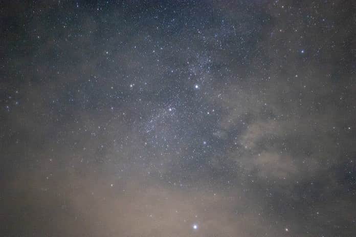 前田亜美さんのインスタグラム写真 - (前田亜美Instagram)「. 最近、お友達数人で約束してた天体観測をしたの…💫⭐︎. . . 展望台みたいな場所まで行ったから周りに光がなくて、、 気候もちょうど良くて虫が鳴いて風が吹いてて……  流れ星もみれて最高でした!!. . . . 昔から星を観るのがすごく好きで、 何か悩みがあれば星をぼーーっとみて 宇宙の広さを感じてた。. . それは今でもそうなんだけど…. . そこからの縁で宇宙のお仕事をさせて頂く機会が増えて、 イベントに参加して宇宙ビジネスのお話をしたり 人工衛星や、ロケット、宇宙飛行士の方とお話をしたり…色んな企業の方とお話をしたり………  勉強になることばかりです。 最近少ないんだけど、せっかくだからもっと宇宙に関わるお仕事していけたら嬉しいなーって思います！🚀🌏  お仕事終わりに合流したんだけど…  自然に触れるとパワー充電できちゃうから 早朝まで目がバキバキでした !!笑   天気が良ければこれの倍以上みえるらしいのでまたリベンジします✊🏻‎❤️‍🔥   #星   #天体観測  #宇宙  #宇宙ビジネス」8月17日 10時41分 - ami___maeda0601