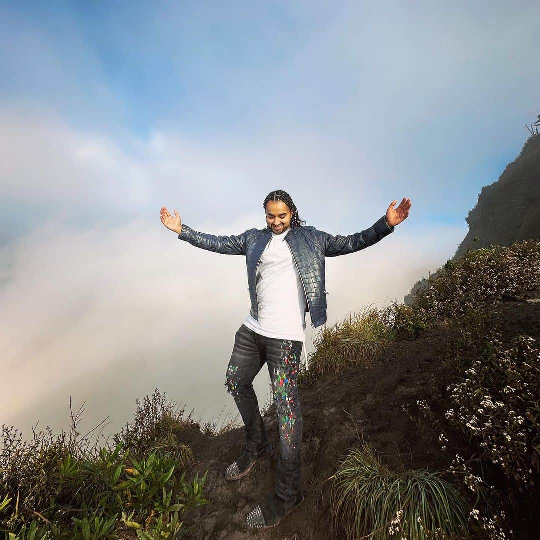 エヴァン・ルースラのインスタグラム：「Atop the world 🌍, where volcanoes erupt 🌋, Above the clouds ☁️, ain't no one interrupt, Aiming for the stars 🌟, yeah, that's where I'm at, Happy where I am 😄, and you can't deny that fact.  Got that flair, that art 🎨, that entrepreneur mind, I'm climbing life's ladder 🧗‍♂️, while you're left behind, Living my dream 💭, yeah, I'm one-of-a-kind, Stand above it all 🏔️, come on, join the grind! 💪」