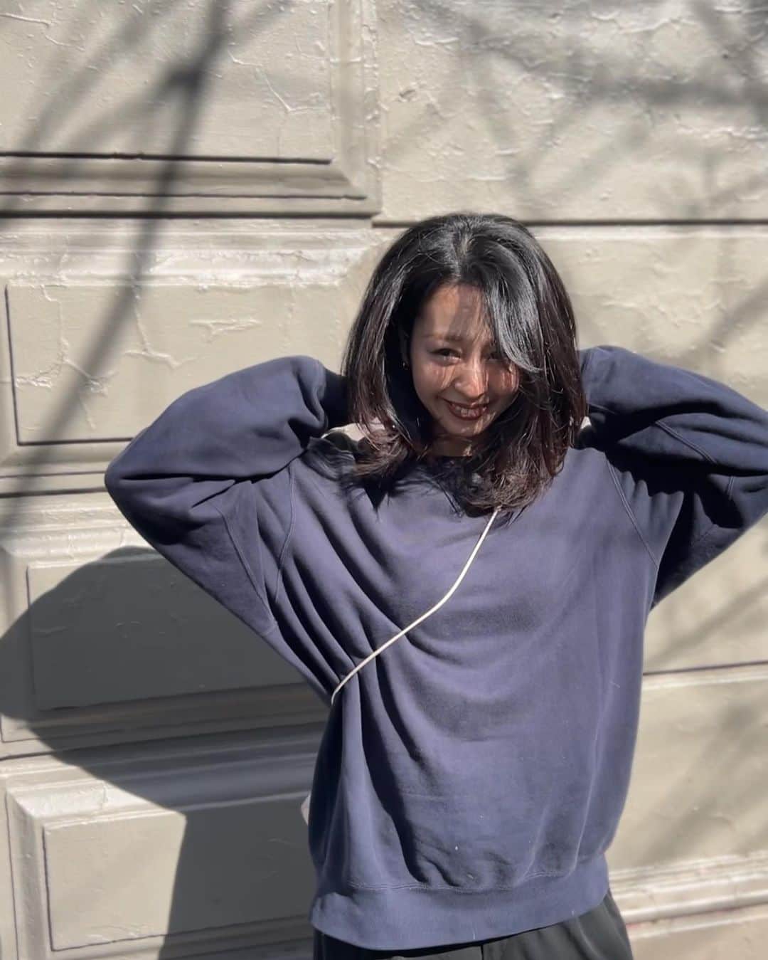 信長ゆかりのインスタグラム：「髪が軽くなってるんっ  気持ちは意外と単純だった🫶  #Melbourne#メルボルン#メルボルン美容院#メルボルンライフ  ✂︎ roller使いたくて、これを使ってヘアセットしたいです！という 少し変わったオーダーにも完璧に応えていただきとてもハッピーです。 早く春よ来い！という気持ちでヘアも軽くしました♡ Special thanks  @mika.melbourne」