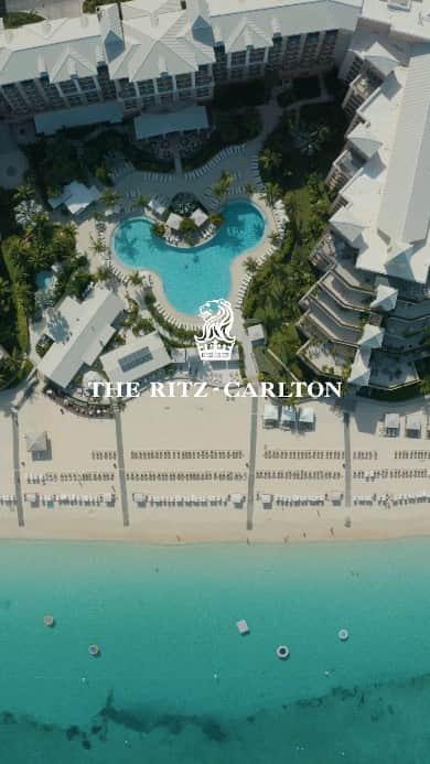 リッツ・カールトンのインスタグラム：「Trace turquoise waves in the sunshine of Seven Mile Beach at The Ritz-Carlton, #GrandCayman.」