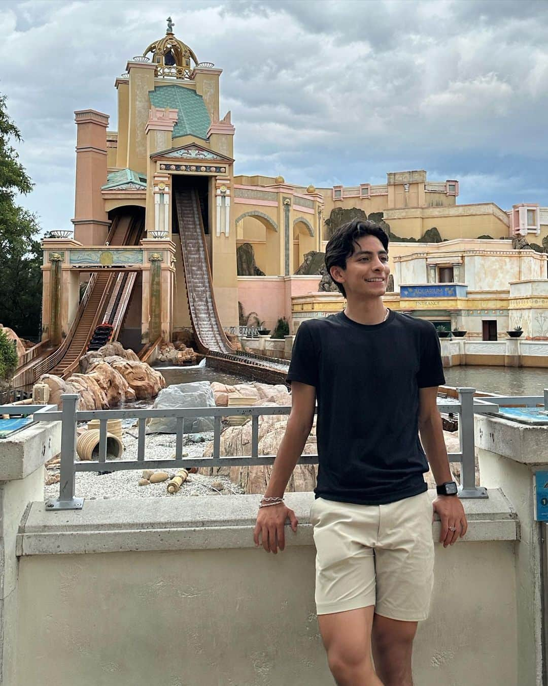 Donovan Carrillo Suazoのインスタグラム：「Catch me by the sea (world)  @experiencekissimmee  @seaworldorlando   #MyKissimmee #GetBold #SeaWorld」