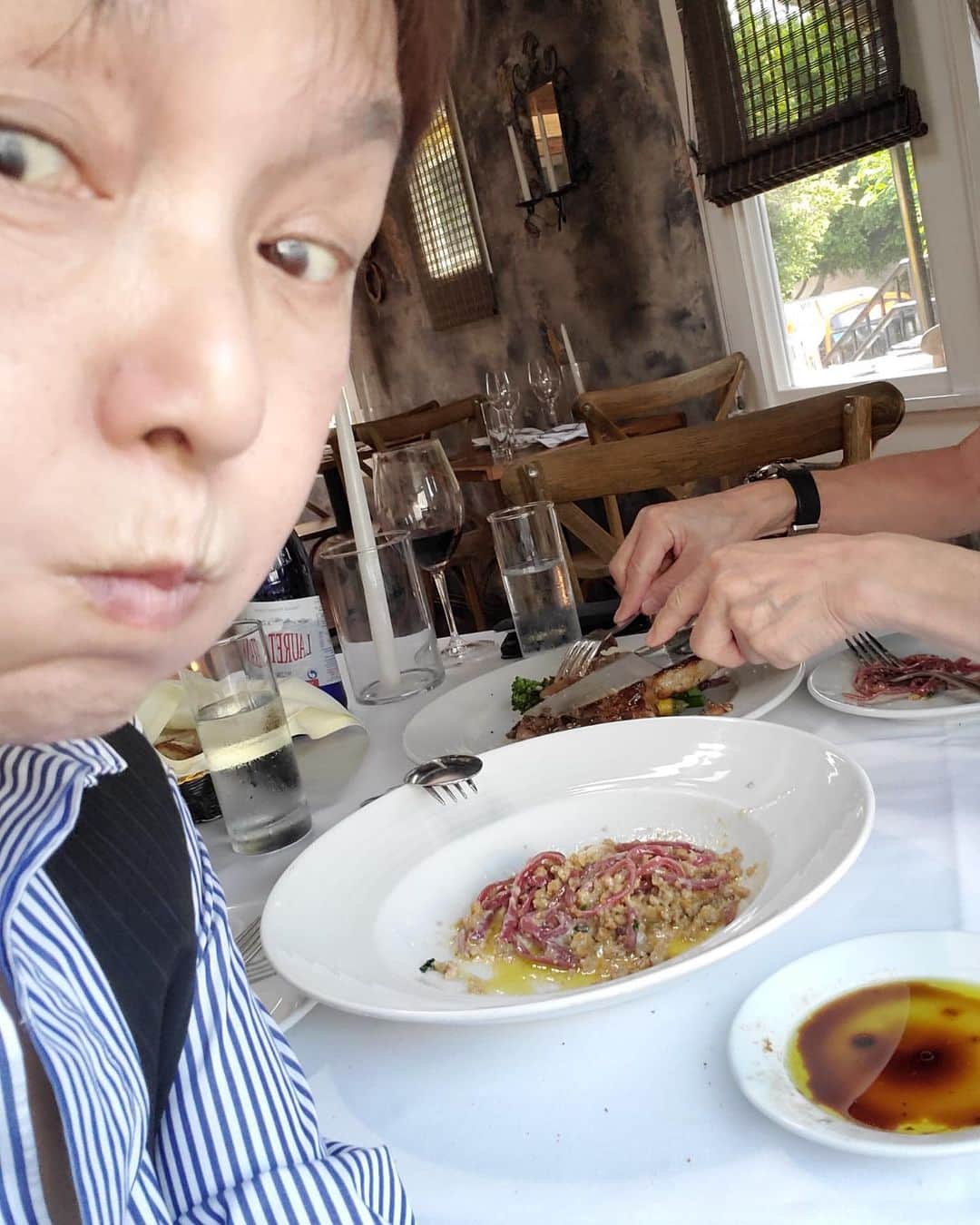 桃井かおりのインスタグラム：「外食😇"野菜食べきりお見事！"我らフードロス出さないと誓っての17年間連続達成記念ディナー。ご機嫌です! #la暮らし」