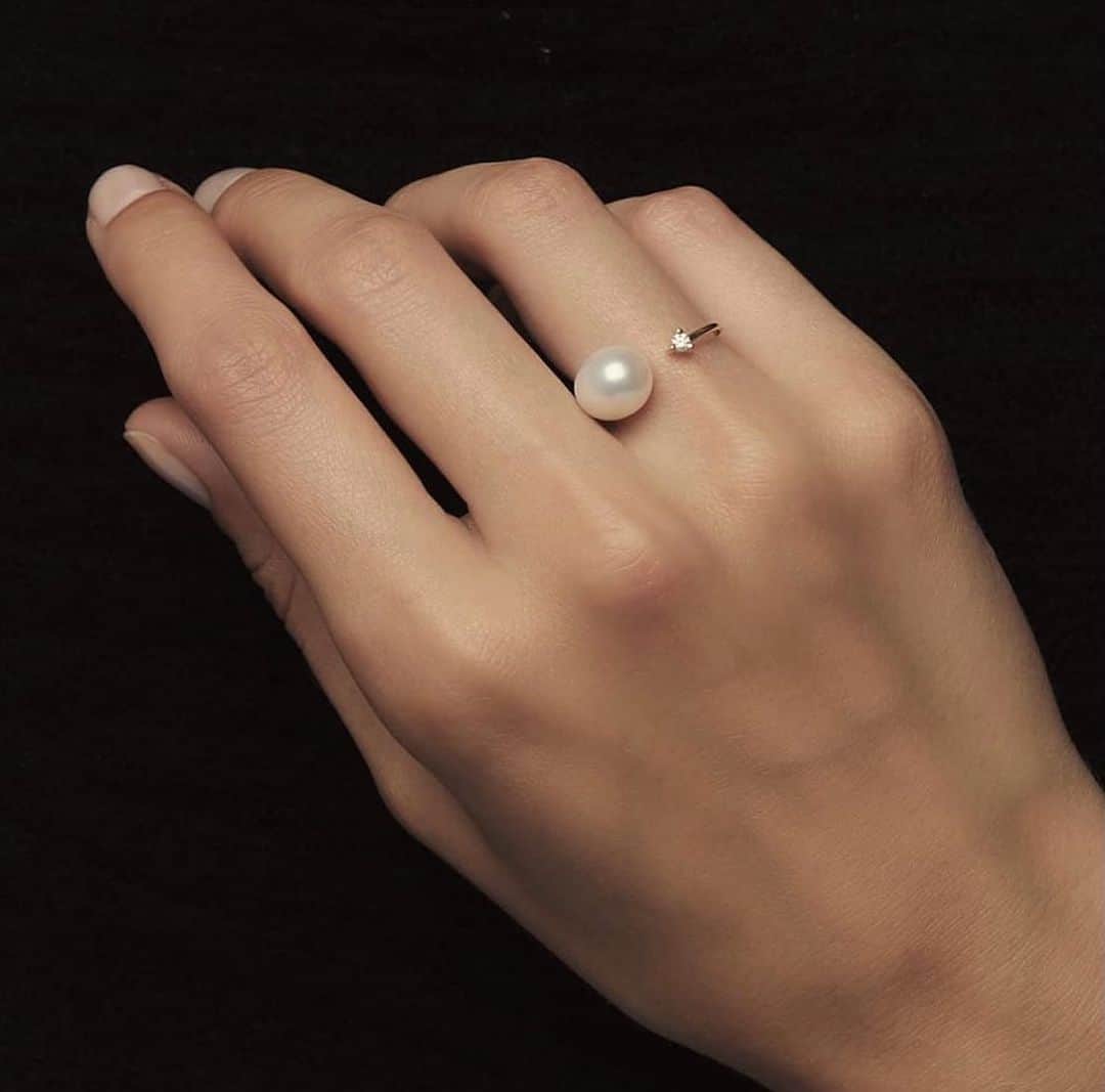 M I Z U K Iさんのインスタグラム写真 - (M I Z U K IInstagram)「Beauty in Simplicity  Discover modern pearls & diamonds by MIZUKI on www.mizukijewels.com  . . .  #mizuki #mizukijewels #mizukijewelry #modern #pearl #diamond #ring #jewelry #jewellery #seaofbeauty #modernpearls #simply #chic」8月17日 11時05分 - mizukijewels