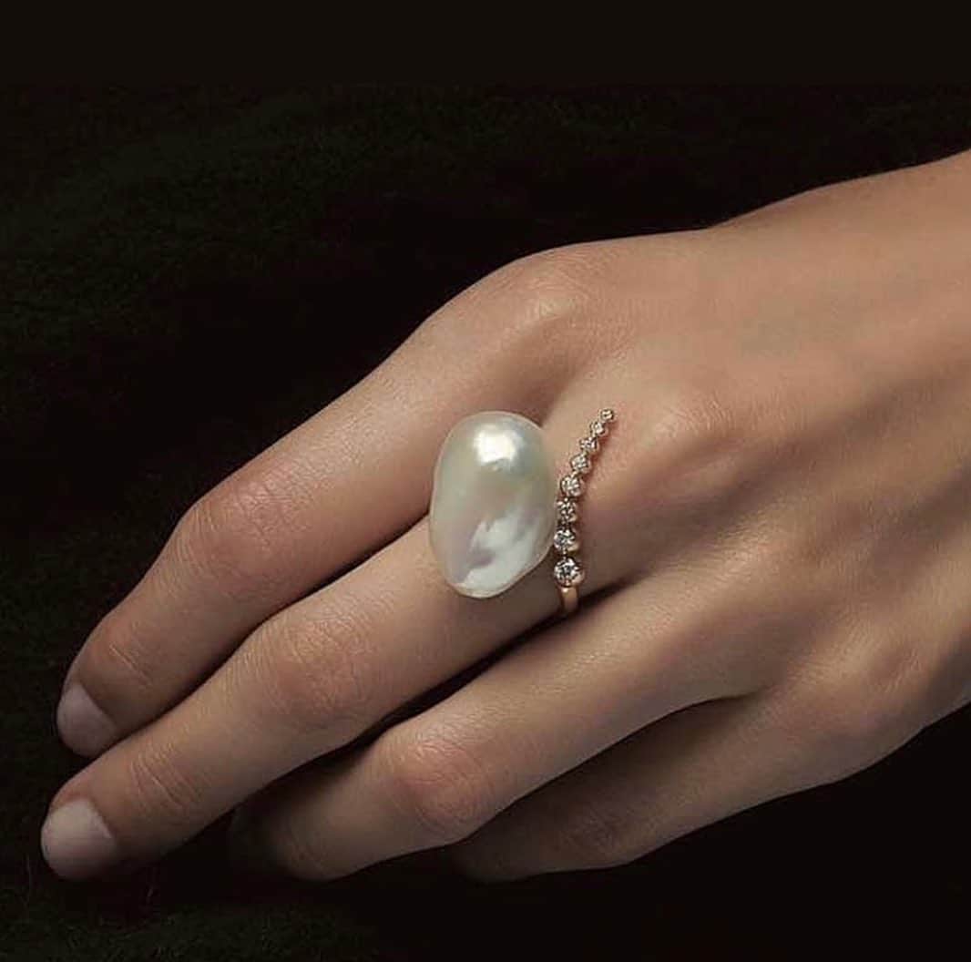 のインスタグラム：「Beauty in Simplicity  Discover modern pearls & diamonds by MIZUKI on www.mizukijewels.com  . . .  #mizuki #mizukijewels #mizukijewelry #modern #pearl #diamond #ring #jewelry #jewellery #seaofbeauty #modernpearls #simply #chic」