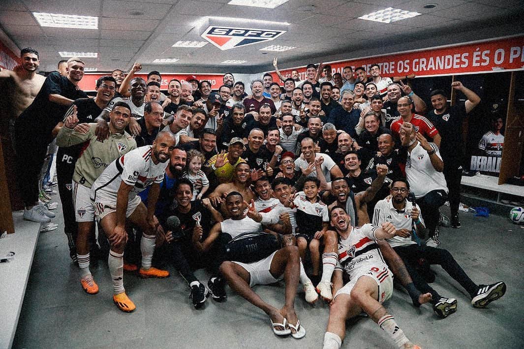 ミランダのインスタグラム：「Enorme conquista do elenco do @saopaulofc nesta noite tão linda no Morumbi. Parabéns a todos os atletas e à comissão técnica! Feliz em fazer parte desse momento. Para sempre Tricolor! 🇾🇪  📸 @rchirisp」