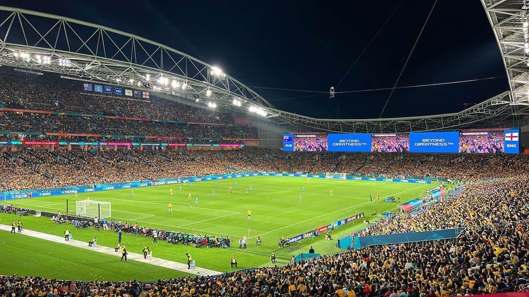 イリース・ケロンド・ナイトのインスタグラム：「I finally worked out what #beyondgreatness is. It’s this! Countless full stadiums, supporting a sport and a team that I have cherished close to my heart for all of my lifetime. Thank you @matildas and thank you @fifawomensworldcup for making this a turning point in Australian history!  Side note: Most watched Aus TV program since measurements in 2001? @7sportau 🤯  💚💛」