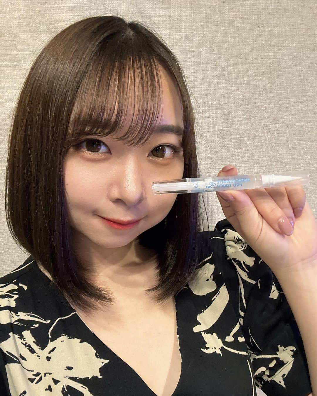 榑林里奈のインスタグラム：「歯のホワイトニングペン使ってみた！🤍🪥  粉タイプのホワイトニングは前から使ってて、でも仕事や旅行のの時は使いづらくて困ってたからこのペンは繰り出し式でジェルがブラシに出てくるタイプだから塗りやすくて持ち運びも便利でとってもよいです💖 ⁡ ✨メディカルホワイト プロタッチペン ⁡ PR @medical_tp200 #株式会社咲楽 #白い歯 #デンタルケア #ホームホワイトニング #ホワイトニングペン #ホワイトニング #歯のホワイトニング #メディカルホワイトプロタッチペン」