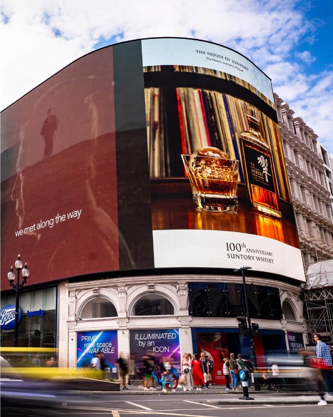 Suntory Whiskyのインスタグラム：「Did you catch us at Piccadilly Circus in London? Thank you for celebrating 100 years of Suntory Whisky.⁣ ⁣ For a closer look, watch Sofia Coppola’s tribute to the founding house of Japanese Whisky. Watch the full film via the link in our bio!⁣ ⁣ #Suntory100 #SuntoryTime」