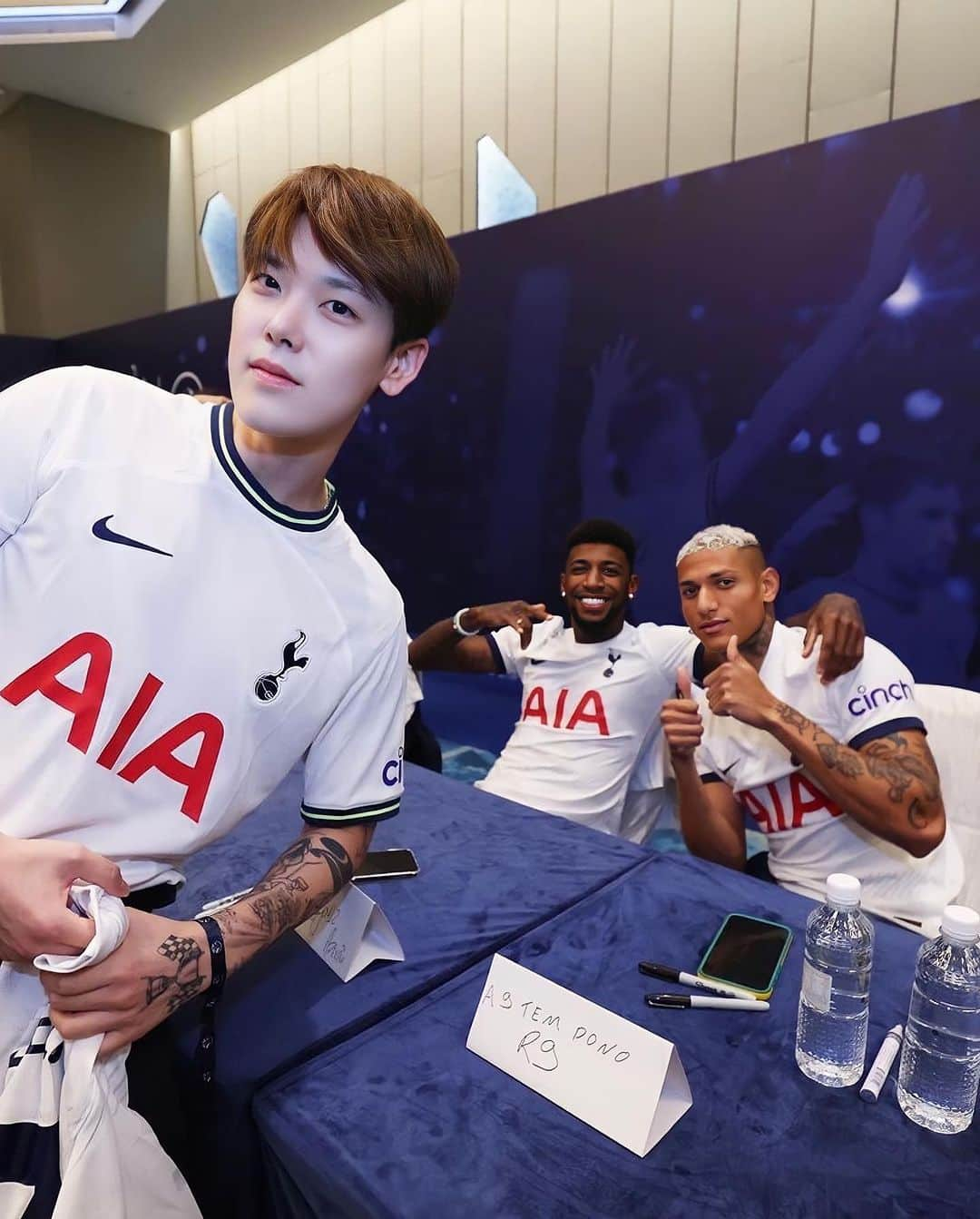 ZELO のインスタグラム：「With @richarlison @emerson_royal and @spursofficial 💙🩶 Thanks @aiaspurshubkr!   Now, one lucky fan will also be able to go to LONDON to have the #AIAOnlyExperience !! You can watch the Tottenham Hotspur match from the amazing AIA VVIP Suite Box, do the Stadium Tour, take on the Skywalk, and even possibly go to the Tottenham Hotspur training ground and meet the players and get autographs firsthand! Please follow @aiaspurshubkr and participate in the AIA Spurs Fan-Creator Event for a chance to have a lifetime experience in 🇬🇧   ⚽️ How to participate 1. Follow @byzelo 2. Follow @aiaspurshubkr 3. Enter in the event link on the profile section of @aiaspurshubkr Link: https://aiaspurs.com/kr/event1  4. Tag three friends in the comments section of this post   히샬리송 & 에메르송 선수와 함께!! @aiaspurshubkr 감사드립니다!   이제 행운의 팬분 한명도 런던에서 저와 같은 기회를 받을 수 있다고 합니다. AIA생명 VVIP 스위트에서 토트넘 홋스퍼 경기 직관, 스타디움 투어, 스카이워크, 그리고 선수들을 트레이닝 그라운드에서 직접 만나고 싸인 받을 수 있는 기회까지 제공한다니, @aiaspurshubkr 팔로우해 주시고 AIA Spurs 팬 크레이터 이벤트에 많은 참여 부탁드립니다! 🇬🇧   ⚽️ 참여방법 1. @byzelo 팔로우 하기 2. @aiaspurshubkr 팔로우 하기 3. @aiaspurshubkr 에서 이벤트 응모하기 (프로필 링크 클릭) 페이지 바로가기: https://aiaspurs.com/kr/event1  4. 본 게시물 댓글에 친구 3명 이상 태그  #AIA #토트넘 #AIASpursHub #AIAonlyexperience #AIA생명 #TottenhamHotspur #손흥민」