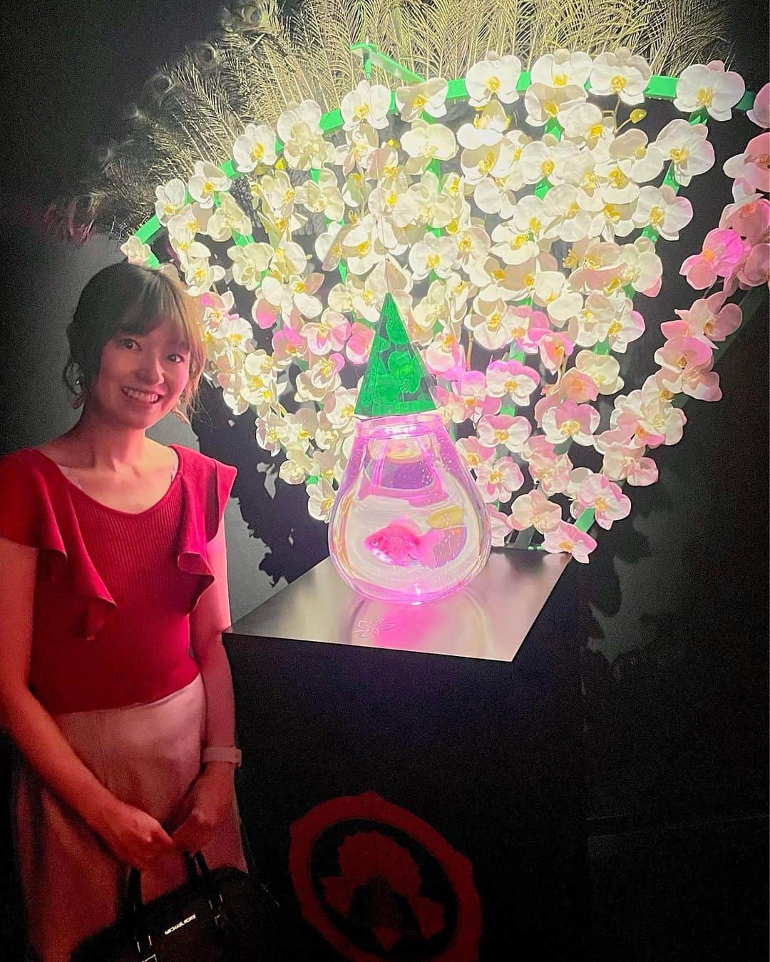 山口真奈さんのインスタグラム写真 - (山口真奈Instagram)「お盆休み中の家族とともに様々な展示を観てきました（私も久しぶりにこの時期にゆっくりできました）👀  学生時代 共同通信社でアルバイトをしていたときに取材した以来の「アートアクアリウム展」へ  美しい灯りと優雅に泳ぐ金魚に涼を感じました🎐  みなさんたくさん写真を撮っていましたよ📷」8月17日 21時55分 - manayamaguchi0417