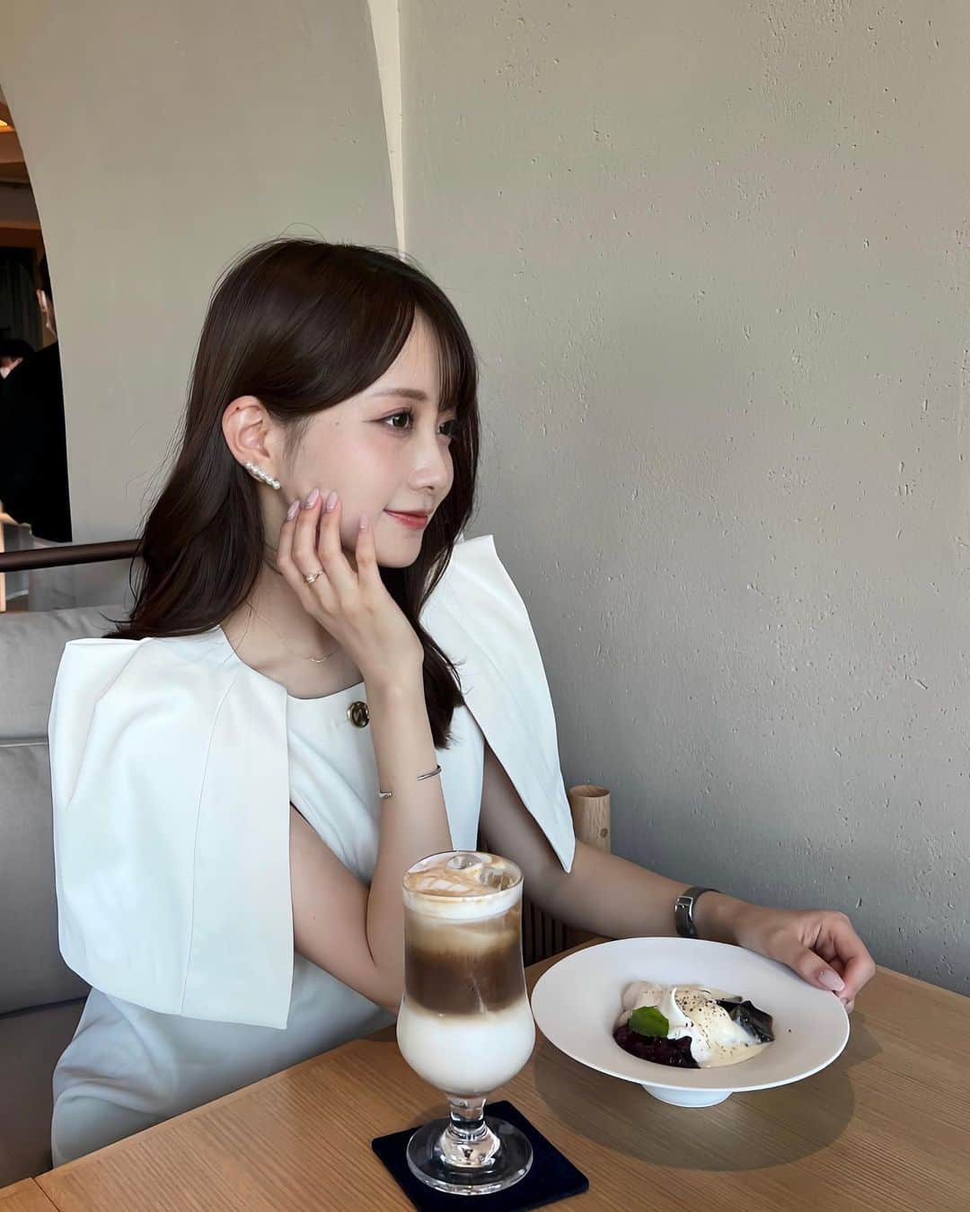 MIYUさんのインスタグラム写真 - (MIYUInstagram)「@ssgrroastery ⛰️ 最近インスタで見つけたカフェ☕️ 到着後90分待ちって言われたけど、店内が広いから 回転が早くて意外と待たずに入れたよ💨 とても癒しの空間で、おきにいりの場所になった🤎  それと最近のまつげパーマ、調子がいい🐾 @iamyu__98 さんにお願いしました♡ 今回は前回よりくっきり上げるデザインにしたので 正面から見ても、まつげの存在感を感じられる🪞   #篠栗珈琲焙煎所 #福岡まつ毛パーマ」8月17日 21時58分 - miyu__.oo