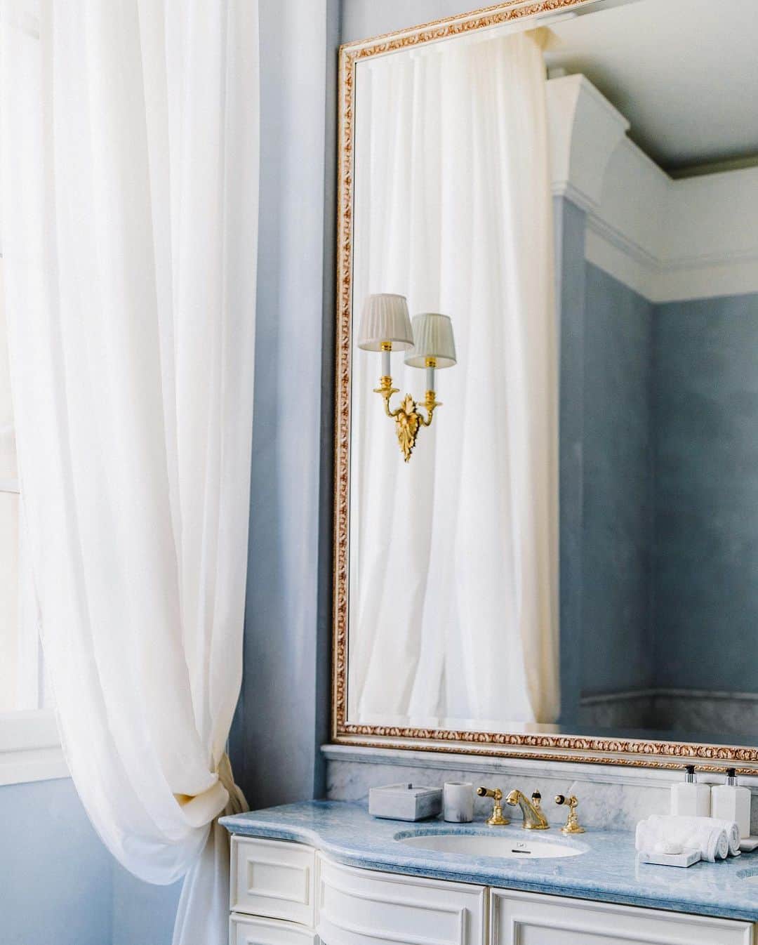 リリー＝ローズ・メロディさんのインスタグラム写真 - (リリー＝ローズ・メロディInstagram)「Bathroom aesthetics from the incredible @palazzo.portinari while in Florence with @michelinguide ✨」8月17日 20時33分 - lilyrose