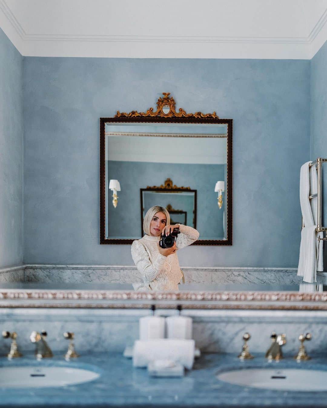 リリー＝ローズ・メロディのインスタグラム：「Bathroom aesthetics from the incredible @palazzo.portinari while in Florence with @michelinguide ✨」