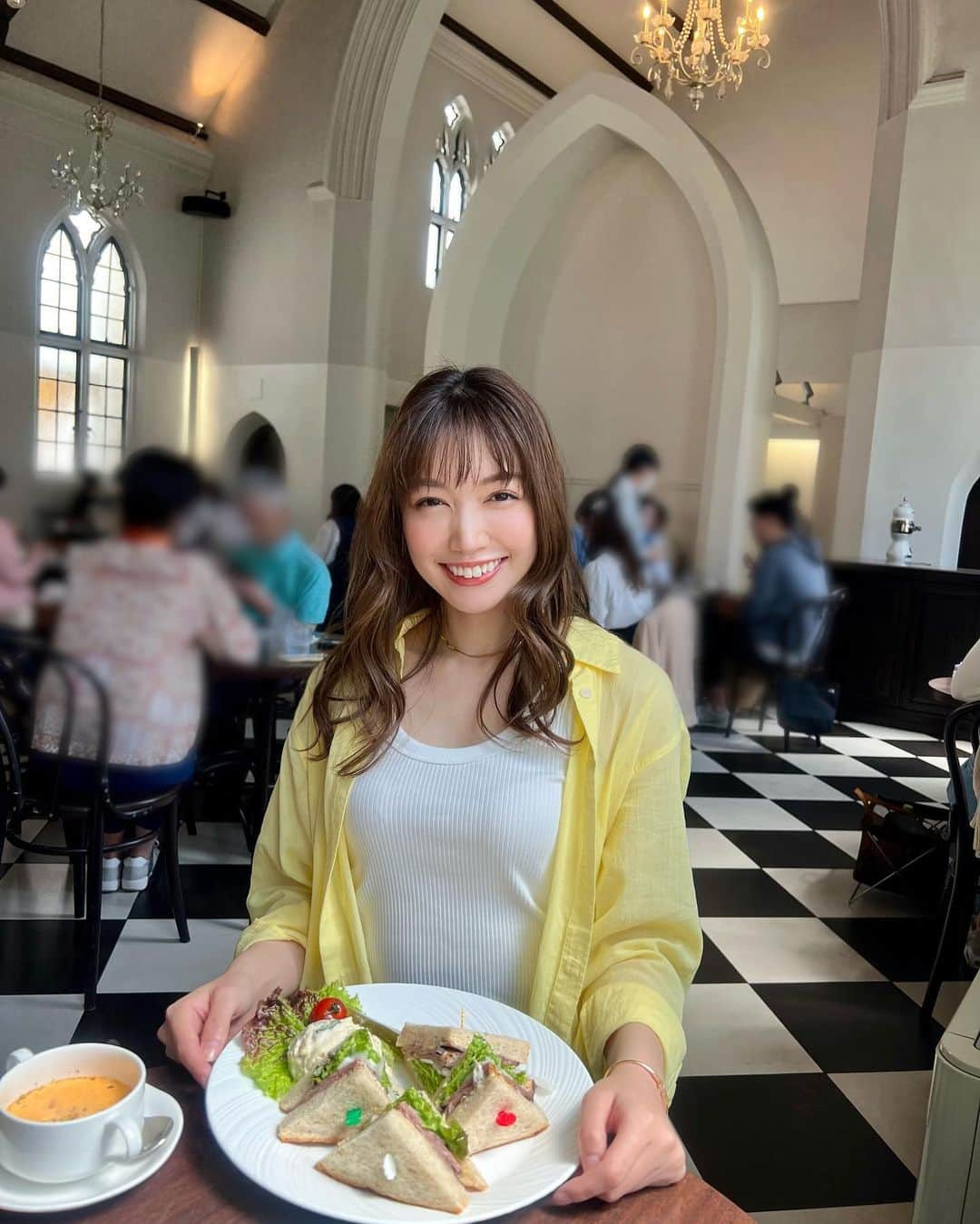 ののさんのインスタグラム写真 - (ののInstagram)「神戸の教会リノベカフェ⛪️ 1Fはパン、焼き菓子のお店で2Fがカフェなの お洒落だったな〜  #フロインドリーブ#フロインドリーブ本店#神戸カフェ#神戸グルメ#神戸パン#神戸パン屋#三ノ宮カフェ#三ノ宮グルメ#三ノ宮パン#三ノ宮パン屋#カフェ#カフェ部#カフェ活#カフェ巡り#神戸#神戸観光#神戸旅行」8月17日 20時30分 - nonoko0309