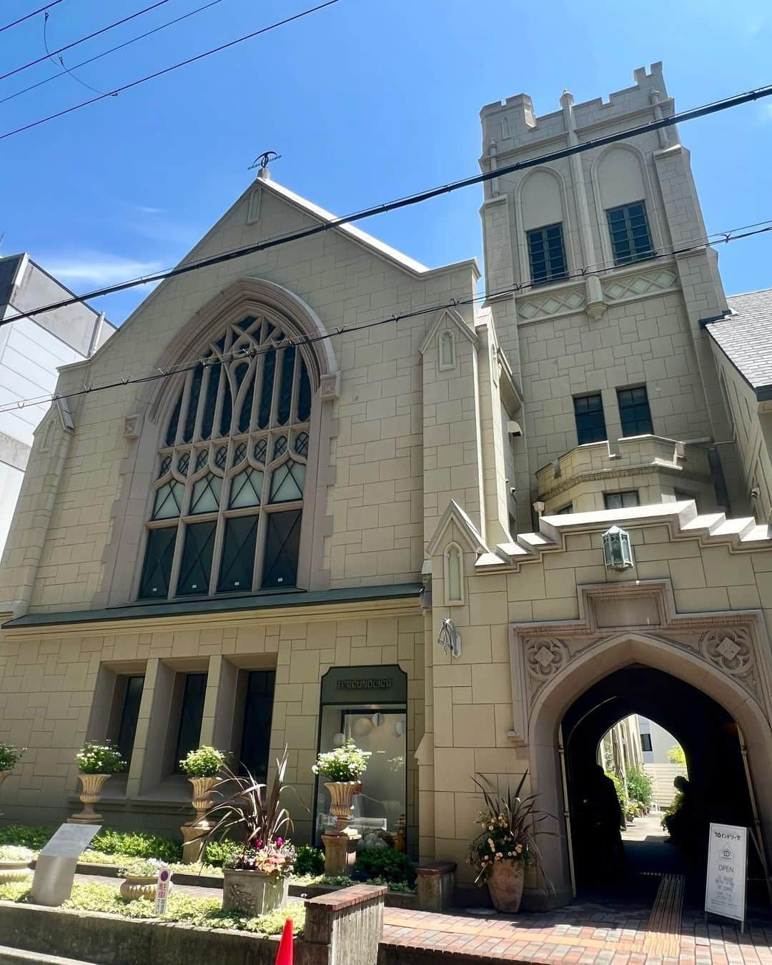 ののさんのインスタグラム写真 - (ののInstagram)「神戸の教会リノベカフェ⛪️ 1Fはパン、焼き菓子のお店で2Fがカフェなの お洒落だったな〜  #フロインドリーブ#フロインドリーブ本店#神戸カフェ#神戸グルメ#神戸パン#神戸パン屋#三ノ宮カフェ#三ノ宮グルメ#三ノ宮パン#三ノ宮パン屋#カフェ#カフェ部#カフェ活#カフェ巡り#神戸#神戸観光#神戸旅行」8月17日 20時30分 - nonoko0309