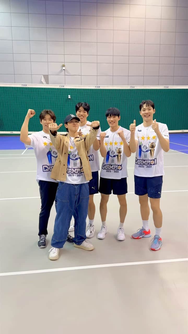 ユンホのインスタグラム：「최면에서 깨어나 3.2.1 Spike🤚❗️ #RedSun🏐  #점보스 #JUMBOS #V_리그 #V_LEAGUE #유노윤호 #UKNOW #VujaDe #뷰자데 #Reality_Show #리얼리티쇼」