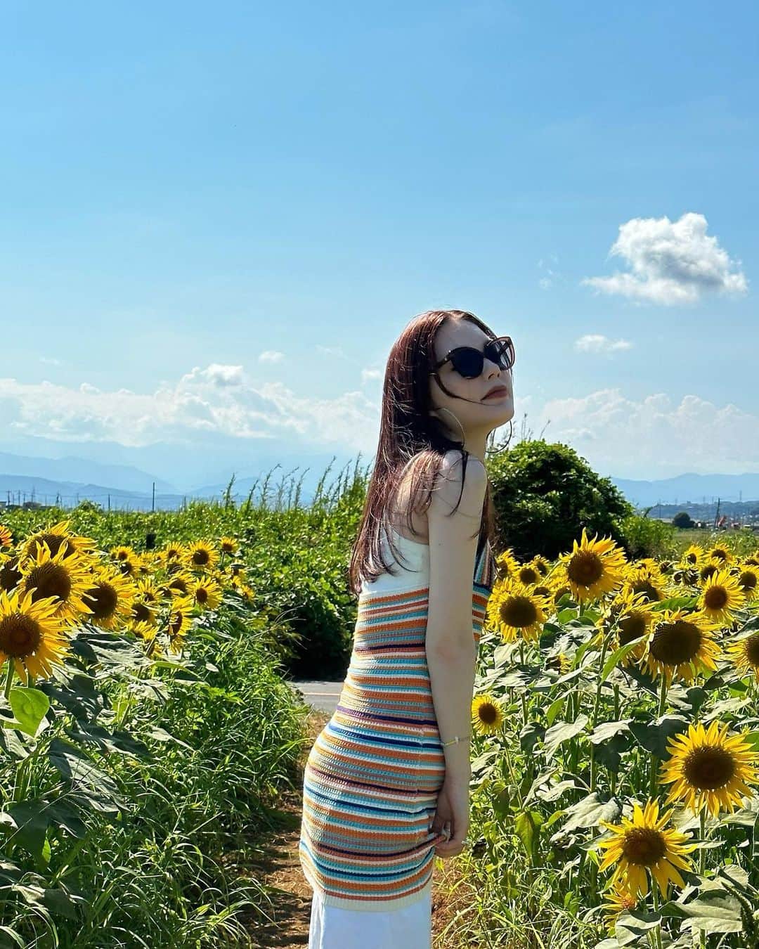 安田レイのインスタグラム：「実はひまわり畑でした🌻🌻🌻  今年は夏を全身で感じてる！  去年の8月後半はコロナの記憶しかないな。。。  健康って素晴らしい〜  #sunflower #sunflowerfield #ひまわり　#ひまわり畑 #summervibes」