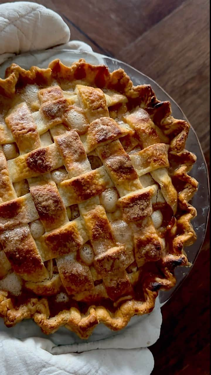 Samantha Leeのインスタグラム：「An incredibly scrumptious  apple pie recipe you won't want to miss. #applepie #leesamantha   Recipe: Pâte Brisée  469g all-purpose flour (3 3/4cups) 340g chilled unsalted butter (3 sticks) 1 1/2 tsp salt 1/2 cup ice water, more if needed  Combine flour, salt and butter in a mixing bowl with a pastry cutter. Work until the butter is reduced to small pieces. Add the cold water to incorporate.  Turn the dough onto a work surface and divide into 2 equal pieces. Seal tightly in plastic wrap and refrigerate for at least 2 hours.   Apple Pie Filling: 7-8 Granny Smith apples, or any mixture. Avoid Red Delicious! 1 1/2 tsp cinnamon  1/8 tsp nutmeg 1 lemon, squeezed (optional)  113g unsalted butter (8 Tbsp) 3 Tbsp all-purpose flour  1/4 cup water 160g sugar (3/4 cup + 1 Tbsp) 1 egg + 1 Tbsp water, for egg wash   *Please view the video for instructions.  Bake at 220°C for 15 mins. Reduce the heat to 180°C and continue to Bake for 45 mins, or until the apples have softened and the filling is bubbling.」