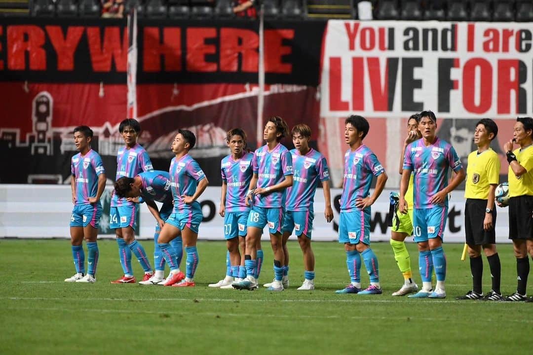 のインスタグラム：「. 8/12(土)J1第23節vsコンサドーレ札幌 1-1 draw   サッカーはチームスポーツではあるが、各局面で個の戦いは避けられない。  選手たちがその局面で相手を上回れるように、その手助けをし続けます。  アウェーまで足を運んで下さった皆さん、応援ありがとうございました！！  #サガン鳥栖 #明治安田生命j1リーグ」
