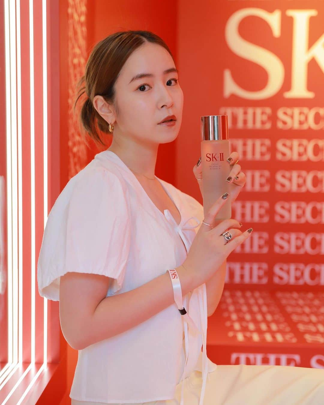 三條場夏海のインスタグラム：「. @skii のSecret Key Houseに参加して SK-IIの独自成分ピテラ™︎についてたっぷり学んで、体験してきました♡  特に最近夏特有の肌悩みとして 毛穴の開きがとにかく気になっていて (特に頬周り)そんなタイミングでピテラ™︎エッセンスの効果を知って気持ちが一気に高まりました。  肌測定ではドキドキだったのですが まさかの23歳で一安心…😮‍💨！ 私に合うケアを教えて頂いてイベント参加後から家でのケアに力が入っています。  といってもシンプルに化粧水をたっぷり肌に浸透させるだけ。さらっとした付け心地が好みなのでそこがお気に入りポイント。毎日続ける事での効果を楽しみたいと思います🎐🫧  ピテラ™ :特別な酵母の株から、独自のプロセスで発酵させ生み出した、 SK-IIだけの天然由来成分( SK-II独自のガラクトミセス培養液-整肌保湿成分)  #skii #ピテラエッセンス #secretkeyhouse」