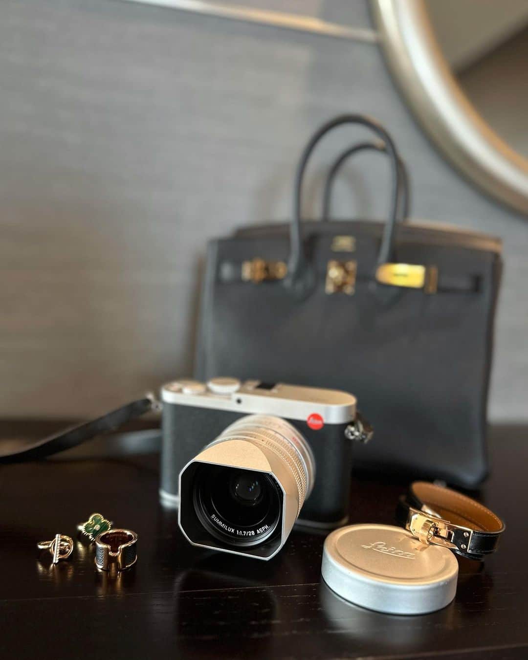 冨張愛のインスタグラム：「5,6年前に購入したleica 久しぶりに出してみた。 全然使いこなせてないけれど、この質感がとても好き。 またハマりそうだ☺︎ 昔使っていたカメラって懐かしい写真が出てくるよね👓 何故か美味しそうな小肌のお写真が...🐟」