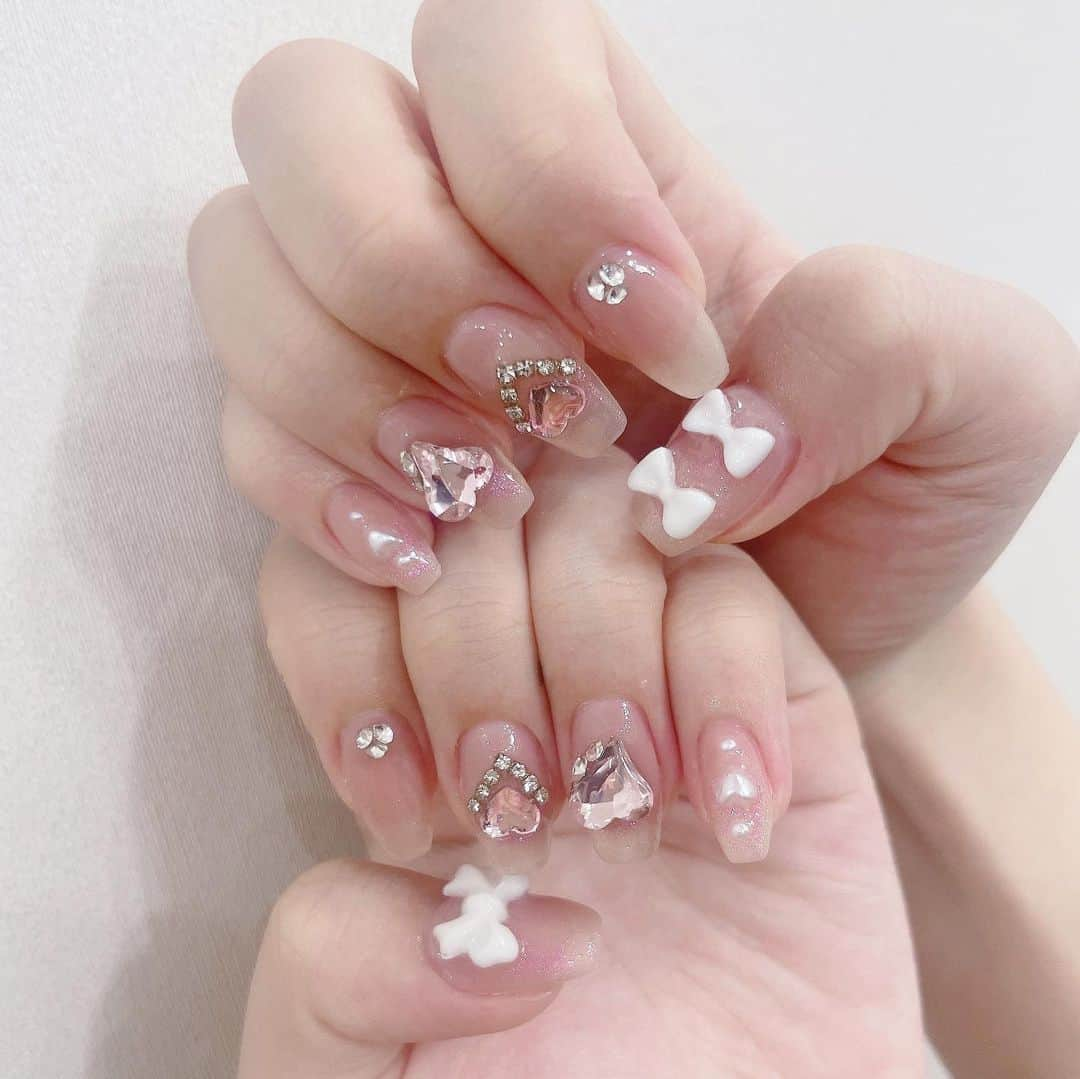 大場結女のインスタグラム：「今のnailっ ̫ -⸝⸝ა‪‪❤︎‬  まーたリボンとピンクだよぉ୨🎀୧ リボン、ピンク、ハート すきすぎぃ🤦🏻🤍  #nail#naildesign  #ネイル #ネイルデザイン  #ジェルネイル  #ビジューネイル  #量産  #量産ネイル #ピンクネイル #リボン #リボンネイル #女子  #女子力アップ  #キラキラ  #アイドル」