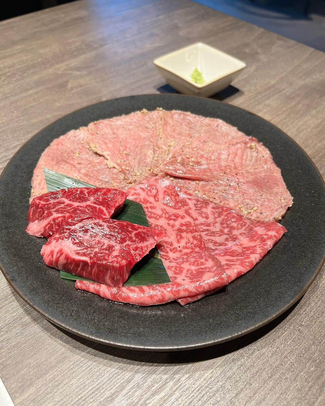 菊田真衣子さんのインスタグラム写真 - (菊田真衣子Instagram)「・ 焼肉うしごろ池袋店がOpenしたので 伺ってきました！！🥩  母に子供達を預かってもらい 久々に、ゆっくり食事出来ました💓 (@ushigoro_yakiniku )  どれ食べても本当に美味しくて染みる😭💓 夫婦で大好きな焼肉屋さん！！  ☑︎厳選和牛とキャビアのタルタル ☑︎季節ナムル盛り合わせ →(ゴーヤ、フルーツトマト、丸茄子） ☑︎極みのタン ☑︎厳選厚切りハラミ ☑︎厳選赤身塩 ☑︎テールスープ ☑︎和牛ヒレカツのトリュフチーズバーガー ☑︎サラダ ☑︎厳選赤身焼きしゃぶ ☑︎とろけるサーロイン ☑︎クラシタのすき焼き ☑︎水キムチ ☑︎厳選赤身と海老の石焼炒飯 ☑︎デザート →スイートポテト&バニラアイスと 徳島県産あわそだちのなめらかプリンにしました！🍮  うしごろで初めて炒飯食べたけど "池袋限定の炒飯"が本当に美味しくて お代わりしたくなった🦐💗 これは是非食べてほしい！！  店舗によって季節の限定が違い 毎回行く度に新しい味が味わえて嬉しい🤤  ゆっくりとご飯を食べる事が出来て 幸せな休日でした🥰 是非足を運んでみてください！！  #ushigoro#焼肉#焼肉女子#デート#黒毛和牛　 #夫婦ごはん#東京焼肉#焼肉#池袋デート#銀座 #池袋グルメ#真衣グルメ#グルメ#真衣ログ #池袋焼肉#東京グルメ#うしごろ#和牛 #焼肉女子#東京焼肉#焼肉好き#夫婦デート　 #ホルモン専門店#ホルモン#ホルモン焼肉」8月17日 20時50分 - maimaiko29