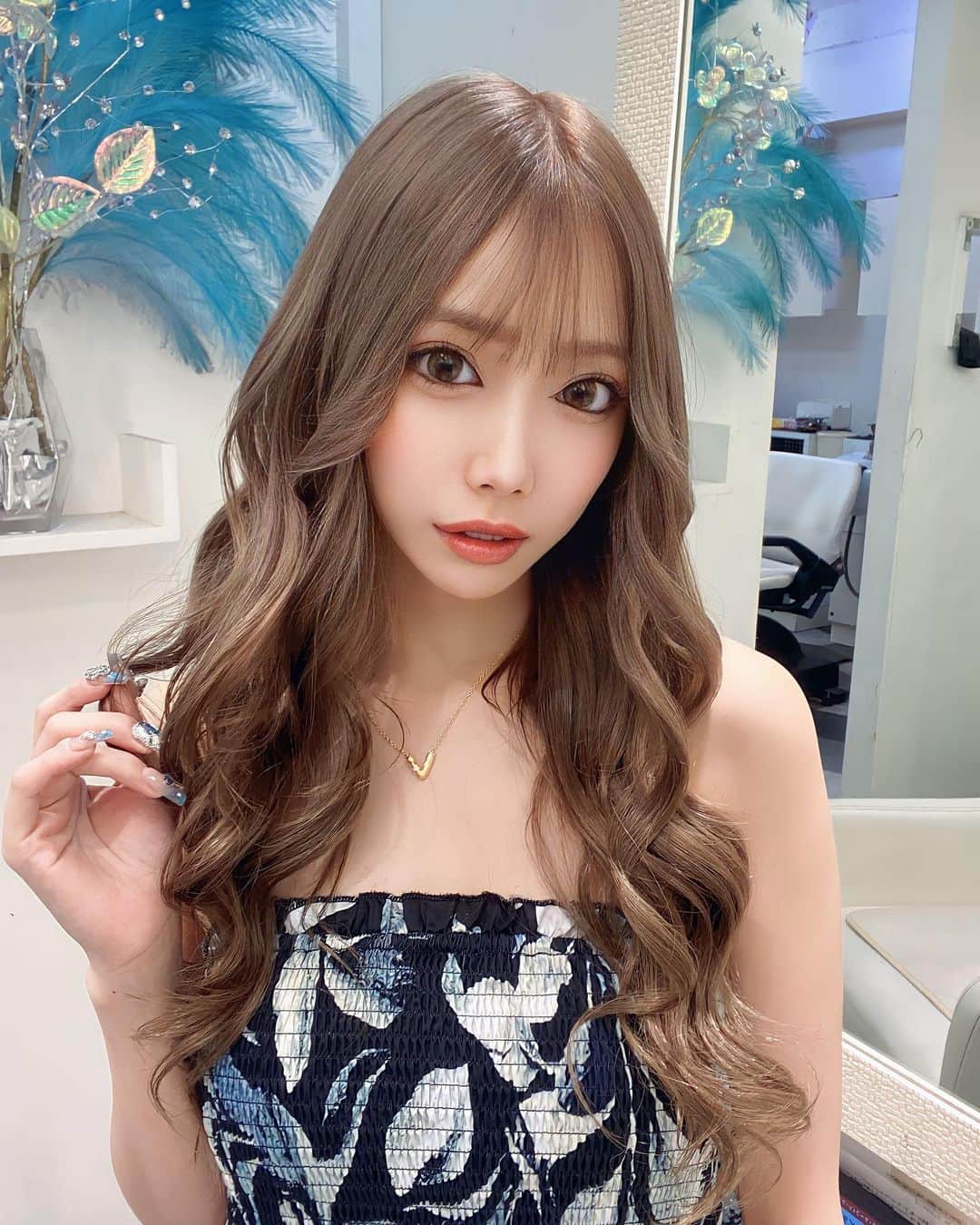 のインスタグラム：「・ ・ ・今回もきみに可愛くしてもらた🤍 ・ ・めっちゃ写真盛れる！！ ・いつもありがとう🌼👏 ・ ・ #gal #ギャル #カラー #エクステ」