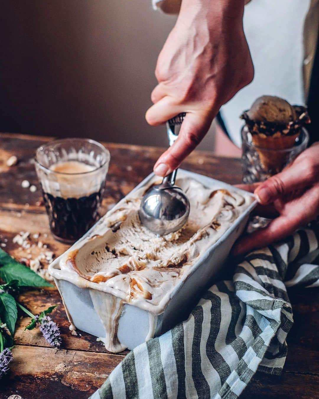 Our Food Storiesさんのインスタグラム写真 - (Our Food StoriesInstagram)「More photos from this delicious hazelnut ice cream with coffee caramel and the best gluten-free chocolate dipped ice cream cones. Get the recipe on the blog, link is in profile 🍦#ourfoodstories  ____ #icecreamlover #icecreamrecipe #glutenfreerecipes #glutenfri #glutenfrei #glutenfreierezepte #eisrezept #foodphotography #foodstylist #germanfoodblogger #onthetable #stilllifephotography #coffeecaramel #icecreamcone」8月17日 20時50分 - _foodstories_