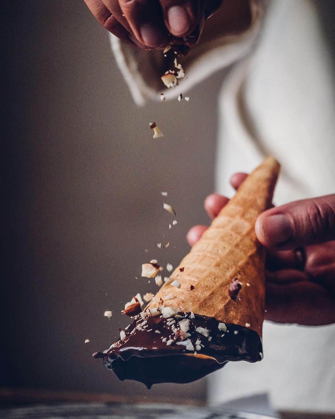 Our Food Storiesさんのインスタグラム写真 - (Our Food StoriesInstagram)「More photos from this delicious hazelnut ice cream with coffee caramel and the best gluten-free chocolate dipped ice cream cones. Get the recipe on the blog, link is in profile 🍦#ourfoodstories  ____ #icecreamlover #icecreamrecipe #glutenfreerecipes #glutenfri #glutenfrei #glutenfreierezepte #eisrezept #foodphotography #foodstylist #germanfoodblogger #onthetable #stilllifephotography #coffeecaramel #icecreamcone」8月17日 20時50分 - _foodstories_
