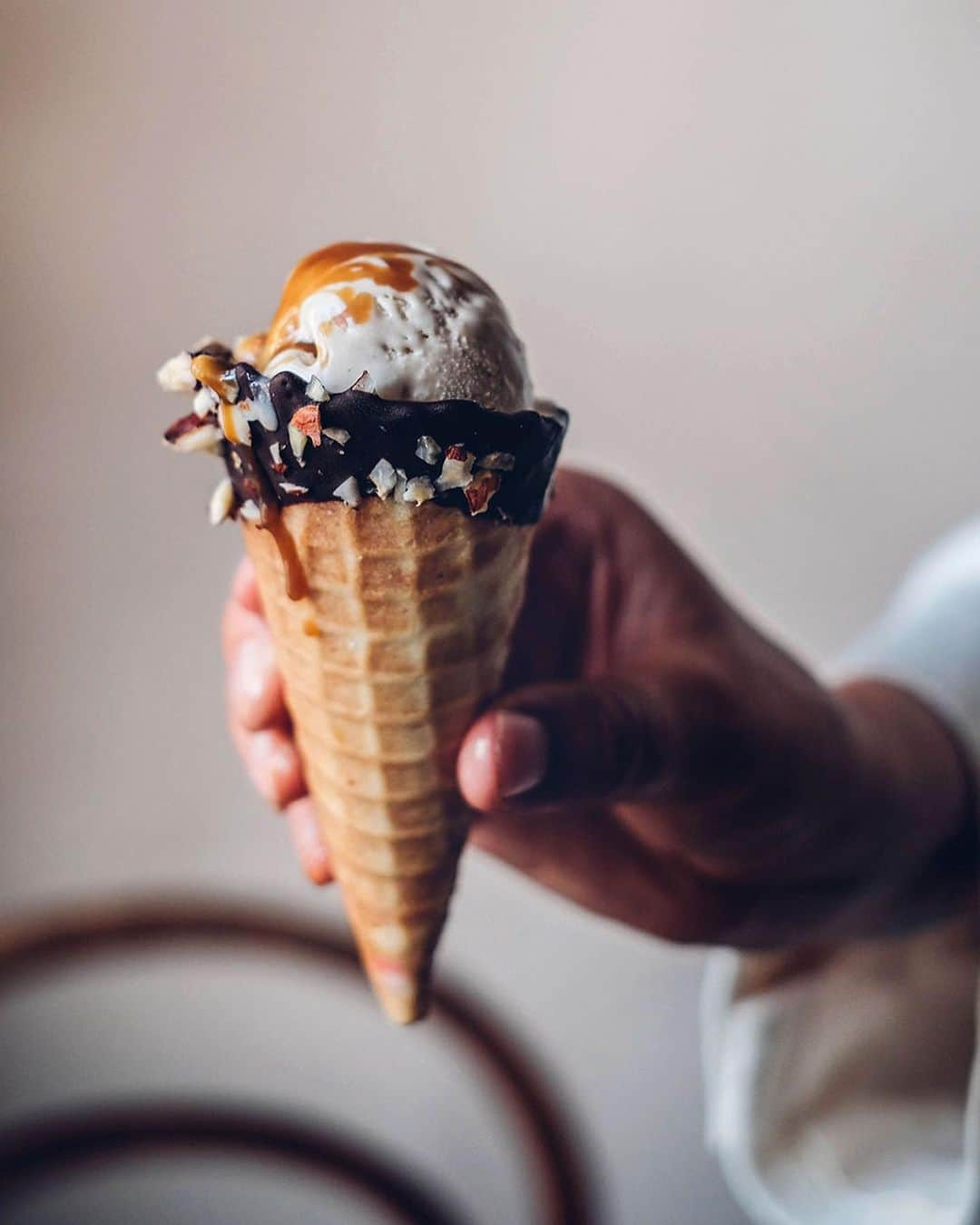 Our Food Storiesさんのインスタグラム写真 - (Our Food StoriesInstagram)「More photos from this delicious hazelnut ice cream with coffee caramel and the best gluten-free chocolate dipped ice cream cones. Get the recipe on the blog, link is in profile 🍦#ourfoodstories  ____ #icecreamlover #icecreamrecipe #glutenfreerecipes #glutenfri #glutenfrei #glutenfreierezepte #eisrezept #foodphotography #foodstylist #germanfoodblogger #onthetable #stilllifephotography #coffeecaramel #icecreamcone」8月17日 20時50分 - _foodstories_