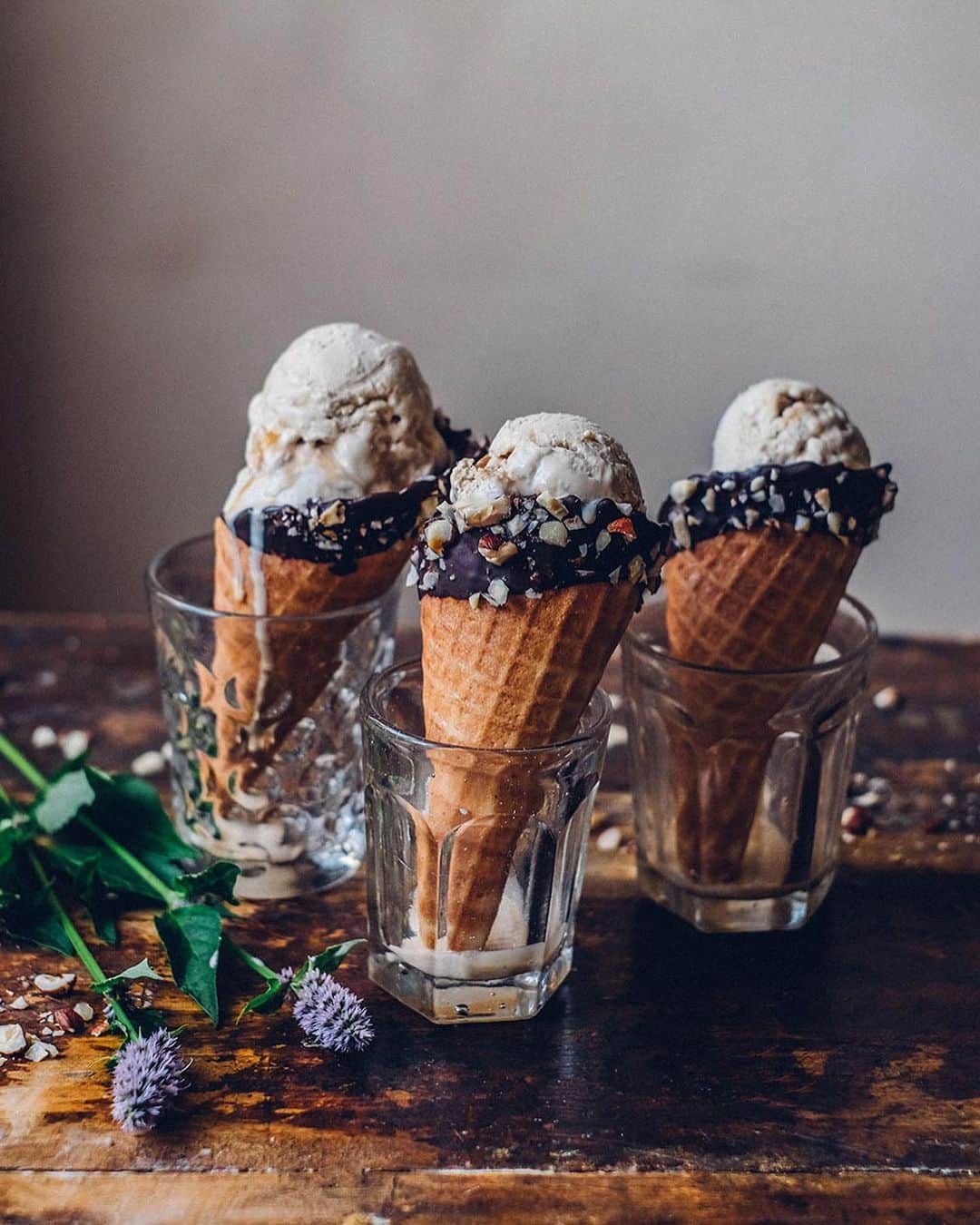 Our Food Storiesのインスタグラム：「More photos from this delicious hazelnut ice cream with coffee caramel and the best gluten-free chocolate dipped ice cream cones. Get the recipe on the blog, link is in profile 🍦#ourfoodstories  ____ #icecreamlover #icecreamrecipe #glutenfreerecipes #glutenfri #glutenfrei #glutenfreierezepte #eisrezept #foodphotography #foodstylist #germanfoodblogger #onthetable #stilllifephotography #coffeecaramel #icecreamcone」
