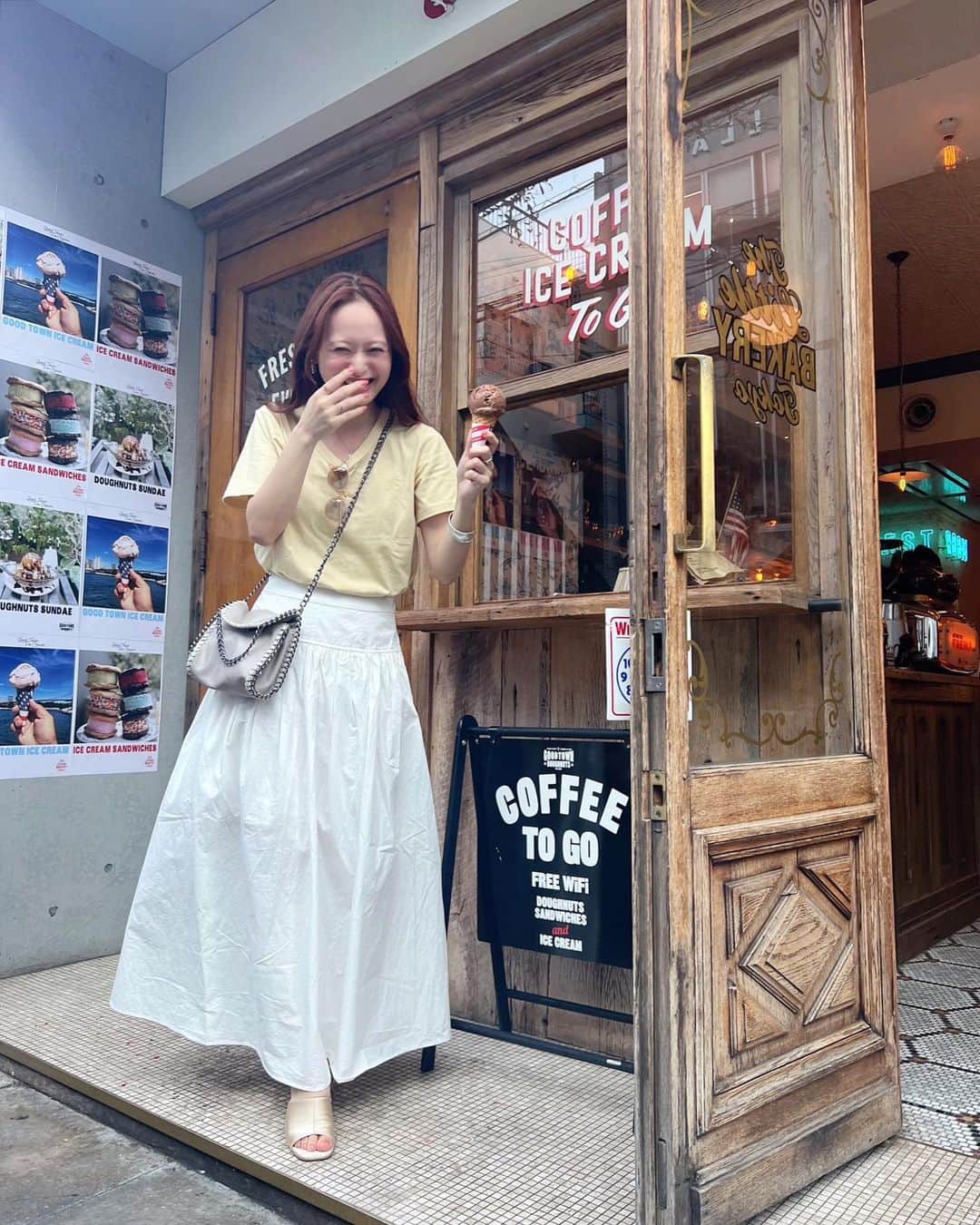 榊本麻衣さんのインスタグラム写真 - (榊本麻衣Instagram)「The Little BAKERY Tokyo 🥐🍨 📍東京都渋谷区神宮前6丁目13-6 𖤐  @thelittlebakerytokyo  𖤐 ⁡ この日はアイスを食べに行ったよ🍦 私が食べたのは ✔ベルギーチョコレート🍫 ￥550 ⁡ ⁡ アイス食べに行くって決めてたのに なぜかしら真っ白のスカートで行ってしまって チョコアイスこぼさんように へっぴり腰で写真撮って、慌てて食べてた🤣 危ない危ない⚠️笑 ⁡ でもアイスは美味しかった〜😋♡ ⁡ ⁡ Tshirt： @gu_for_all_ @gu_global  bangle： @sakiii049 @saki_felice  sunglasses： @sabre_japan  skirt： @ungrid_official  sandal： @lily02tbt @orientaltraffic_official  ⁡ ⁡ #原宿 #表参道 #表参道カフェ #カフェ #カフェ巡り #東京カフェ #おしゃれカフェ #美味しい #笑顔  #ランチ #ランチタイム #朝活 #モーニング #アイス #アイスクリーム  #mai___food #mai___code #mai___fashion #ファッション #コーデ #Ungrid #サングラス #カジュアルコーデ #カジュアル #大人カジュアル #きれいめカジュアル #Tシャツ #Tシャツコーデ」8月17日 20時42分 - maipipii