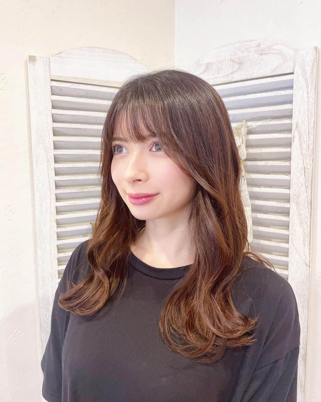 綾瀬麗奈さんのインスタグラム写真 - (綾瀬麗奈Instagram)「. 夏は念入りに…💇‍♀️💆‍♀️🤍  髪のことは @precious_beauty_meieki さんに お肌のことは @menard.nagoya さんに お世話になっています💐✨  今の季節は紫外線が恐怖すぎて、🥲 Aujuaの日焼け止めスプレーと メナードのフェアルーセント  薬用デイクリーム ホワイト を使って全力予防！！🥹🥹  髪もお肌も状態がいいと 1日いい気分♡♡ 明日もいい気分で過ごせるように 今日もお家ケア頑張ります！！  💇‍♀️ @kotoeh さん 💆‍♀️ @ebiharamiki さん いつもありがとうございます👼🏻✨  .  #プレシャスヘア　#precioushair #プレシャスヘア名駅　#美容院　#名駅美容院　#名古屋駅美容院　#名古屋美容院　#サロンモデル　#サロモ　#名古屋サロモ　#艶髪  #メナード　#メナードフェイシャルサロン　#menardfacialsalon #フェイシャルサロン　#フェイシャルエステ　#名古屋エステ　#愛知エステ　#名古屋美容　#愛知美容　#上小田井　#名古屋　#美容　#エステ　#エステサロン　#美肌ケア」8月17日 20時45分 - ayasereina