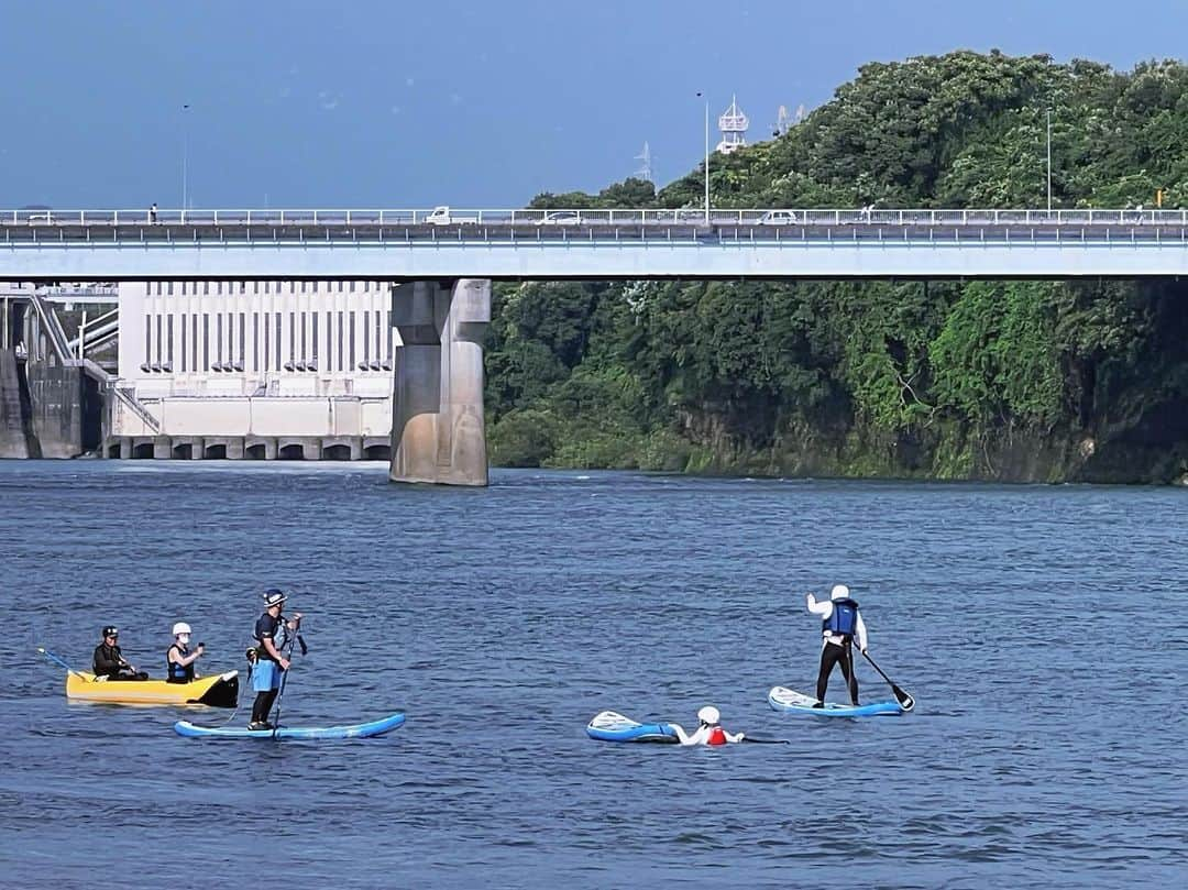 白井奈津さんのインスタグラム写真 - (白井奈津Instagram)「ちょっと前のあまドラで人生初SUP🏄‍♀️✨  無事に落ちましたとさ🩵  #テレビ愛知 #あまドラ #🚗 #キャイーン #天野さん #初SUP #岐阜 #美濃加茂 #リバーポートパーク美濃加茂  @riverportpark  #落ちたところあんなに綺麗に撮られてたのよかった #天野さんもあの後落ちたんだよ #川ちゃぽ #3枚目の写真が若干の王騎感あってお気に入り #セーラームーンのプルート感もあるか #どっちもないか」8月17日 20時46分 - shirai_natsu