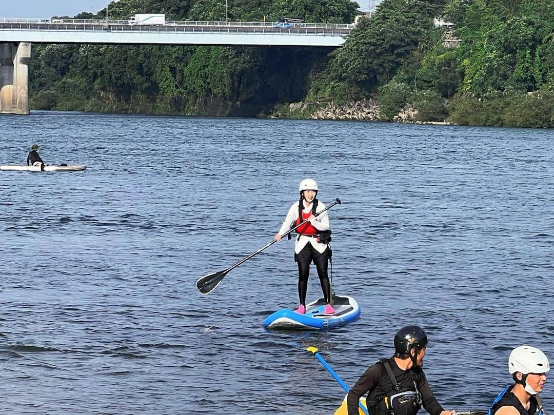 白井奈津さんのインスタグラム写真 - (白井奈津Instagram)「ちょっと前のあまドラで人生初SUP🏄‍♀️✨  無事に落ちましたとさ🩵  #テレビ愛知 #あまドラ #🚗 #キャイーン #天野さん #初SUP #岐阜 #美濃加茂 #リバーポートパーク美濃加茂  @riverportpark  #落ちたところあんなに綺麗に撮られてたのよかった #天野さんもあの後落ちたんだよ #川ちゃぽ #3枚目の写真が若干の王騎感あってお気に入り #セーラームーンのプルート感もあるか #どっちもないか」8月17日 20時46分 - shirai_natsu