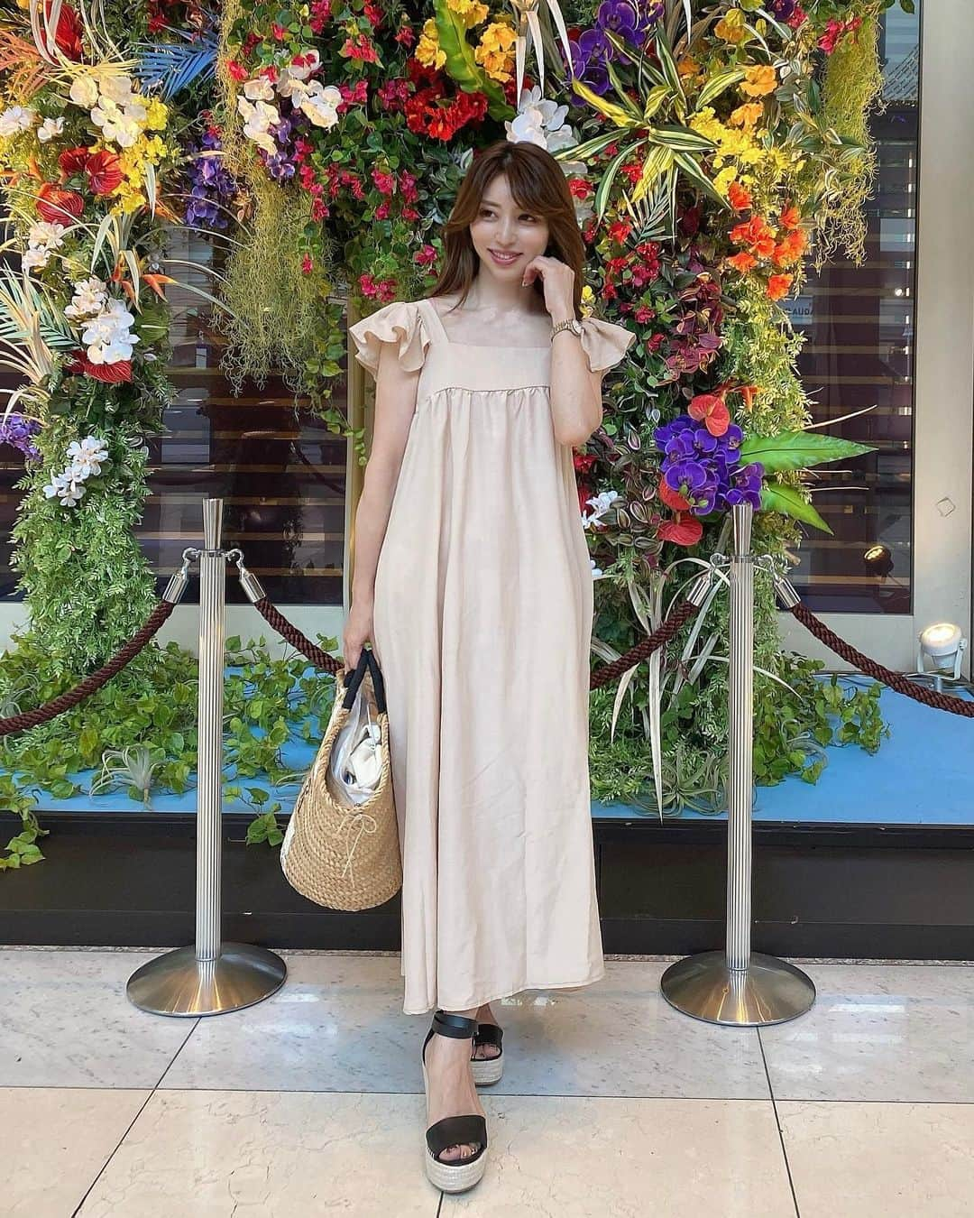 sachi♡のインスタグラム：「こんばんは🌙  可愛くて、また着ちゃったー👗  品プリのナイトプール🏊‍♀️に 行った日のコーデ♡  かごバッグとウエッジソールサンダルを合わせたら リゾート気分なコーデにもなって着回し抜群✨  フリルショルダーふんわりワンピース： @moncabinet_official   ウエッジソールサンダル： @salang_official   #moncabinet #モンカビネ #2023SS #フリルショルダーワンピース #ワンピースコーデ #ワンピース #プチプラ高見え #夏コーデ #おちびコーデ #低身長コーデ #Sサイズコーデ #お洒落さんと繋がりたい #アラフィフコーデ #アラフォーコーデ」