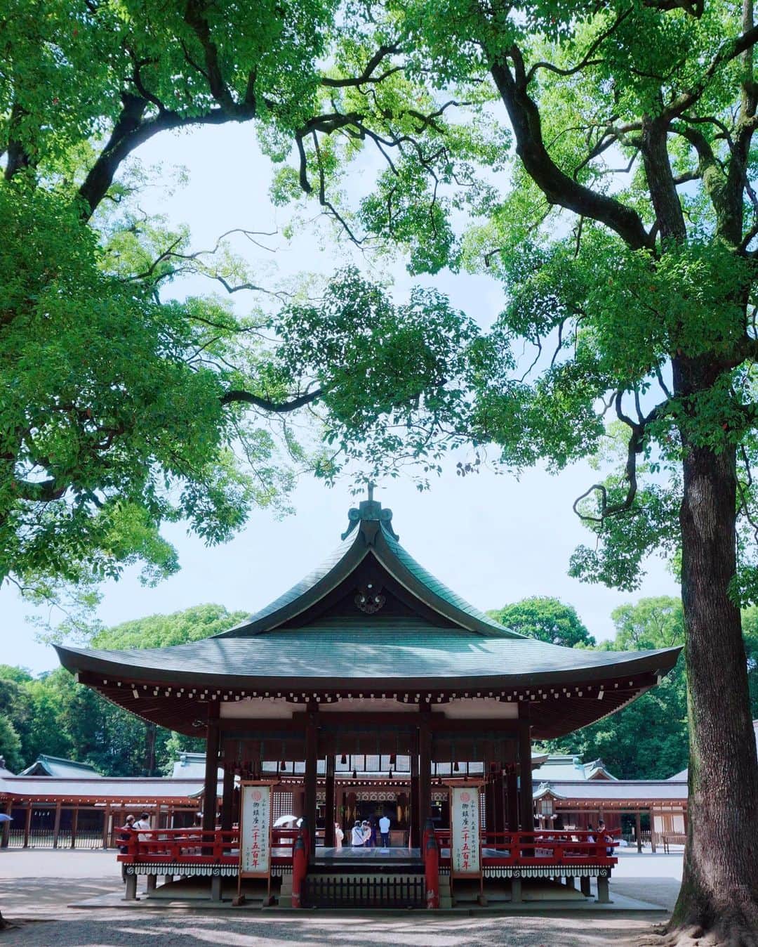 上野瞳さんのインスタグラム写真 - (上野瞳Instagram)「(1枚目眼鏡有り無し迷った🤣) 東京を離れ癒しスポットへ🫧 埼玉県大宮市にある"氷川神社"⛩ 初めて訪れましたが気が良すぎて 大好きな場所になりました🥰🥰 特に私は途中にある池に囲まれた神社が 好きでしたがあとから知った話ここの 池には龍神様がおられるみたい🤫💭 本殿側は風が抜けて気持ちよかった🙌  コーデは6月27日の投稿に載せた GRL×しまむらのプチプラ高見えコーデだよ！笑 眼鏡ありはこっちの投稿にしか載せていません🤫  今日も見てくれてありがとう🥰 @hitomi.8 フォローしてくれると嬉しいです💕  #氷川神社 #大宮駅 #パワースポット #癒しの空間 #癒し動画 #神社巡り #神社仏閣 #神社仏閣巡り #黒コーデ #ブラックコーデ #めがね女子 #メガネコーデ #メガネ女子 #スニーカーコーデ #スニーカー女子 #しまむらコーデ #しまむら購入品 #grl #グレイル @grl_official @grshimamura @prada @zoff_eyewear」8月17日 20時59分 - hitomi.8