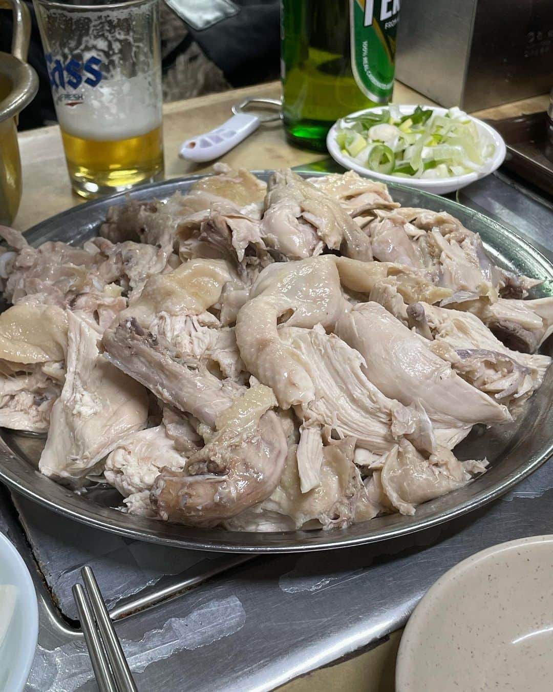 高井香子のインスタグラム：「【胃を休めたい時に食べたい韓国グルメ🇰🇷】  身体に優しい〜 参鶏湯も良いけど、よりシンプルに鶏を食べられるお店🫶  #사랑방칼국수  名前の通り、手打ち麺（カルグクス ）が人気。 なんと！18時くらいに行ったら売り切れてて...  でも！でも！ その代わりにご飯にしてもらったけど、大満足！ むしろ、ご飯を鶏の旨味爆発のスープに浸して食べたら最強に美味しい...  鶏をおばちゃんが勢いよく食べやすい感じにほぐしてくれます🫶  塩胡椒で自分の好きな味に調節して召し上がれ！  @hyoooooni_ ちゃんが連れて行ってくれて、泡泡ビール注いでくれたりしました🍺  韓国料理美味しいけど、ちょっと胃が疲れた時、二日酔いの方とか是非！  #韓国旅行 #韓国グルメ  #1日1こうこりあさんぽ」