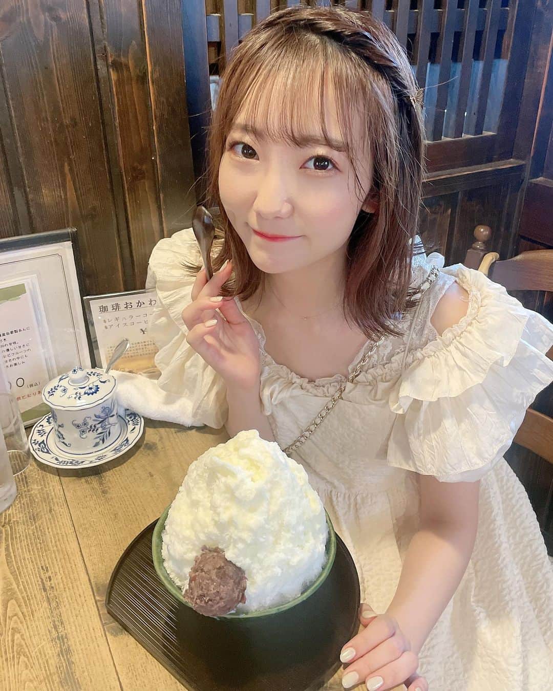 夏川愛実のインスタグラム：「⁡ ⁡ ⁡ かき氷食べるとだいたい後半寒い🥶 ⁡ ⁡ #カキ氷#かき氷#ミルク氷#カフェ巡り #ダークブラウン#暗髪ヘア#外ハネ#外ハネアレンジ #ボブ#ロブ#ショートヘア#ヘアカラー#暗髪カラー #ヘアアレンジ#夏コーデ#淡色女子#淡色コーデ #148cm#f4f#いいね返し#l4l#フォロバ ⁡ ⁡ ⁡ ⁡」