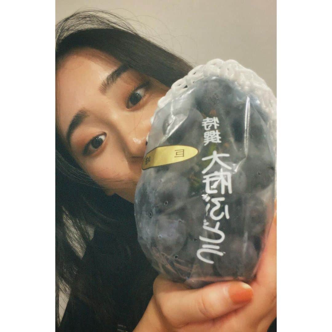 柳美稀のインスタグラム：「私が広報大使を務めさせていただいている 愛知県 #大府市　から今年もぶどうをいただきましたっ！🍇 本当に美味しすぎてすぐ食べ終わってしまう…🥹 大府市内には33ヶ所の直売所があるみたいですー！ 是非とも足を運んでみてください🏇  皆さんも是非とも食べて！！ 最高だよ！！  #大府市 #ぶどう #pr」